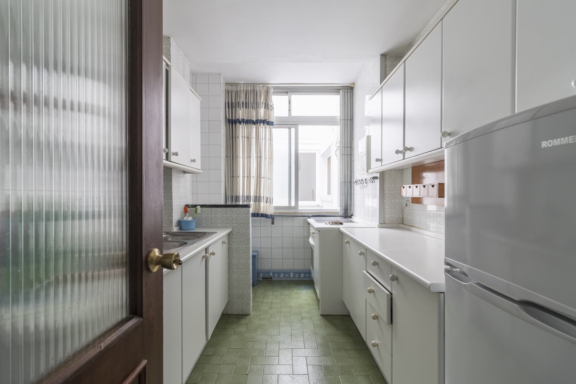 Elegant Apartment in Plaza de la Constitución, Fuengirola – To Renovate This elegant apartment of 119 square meters is l