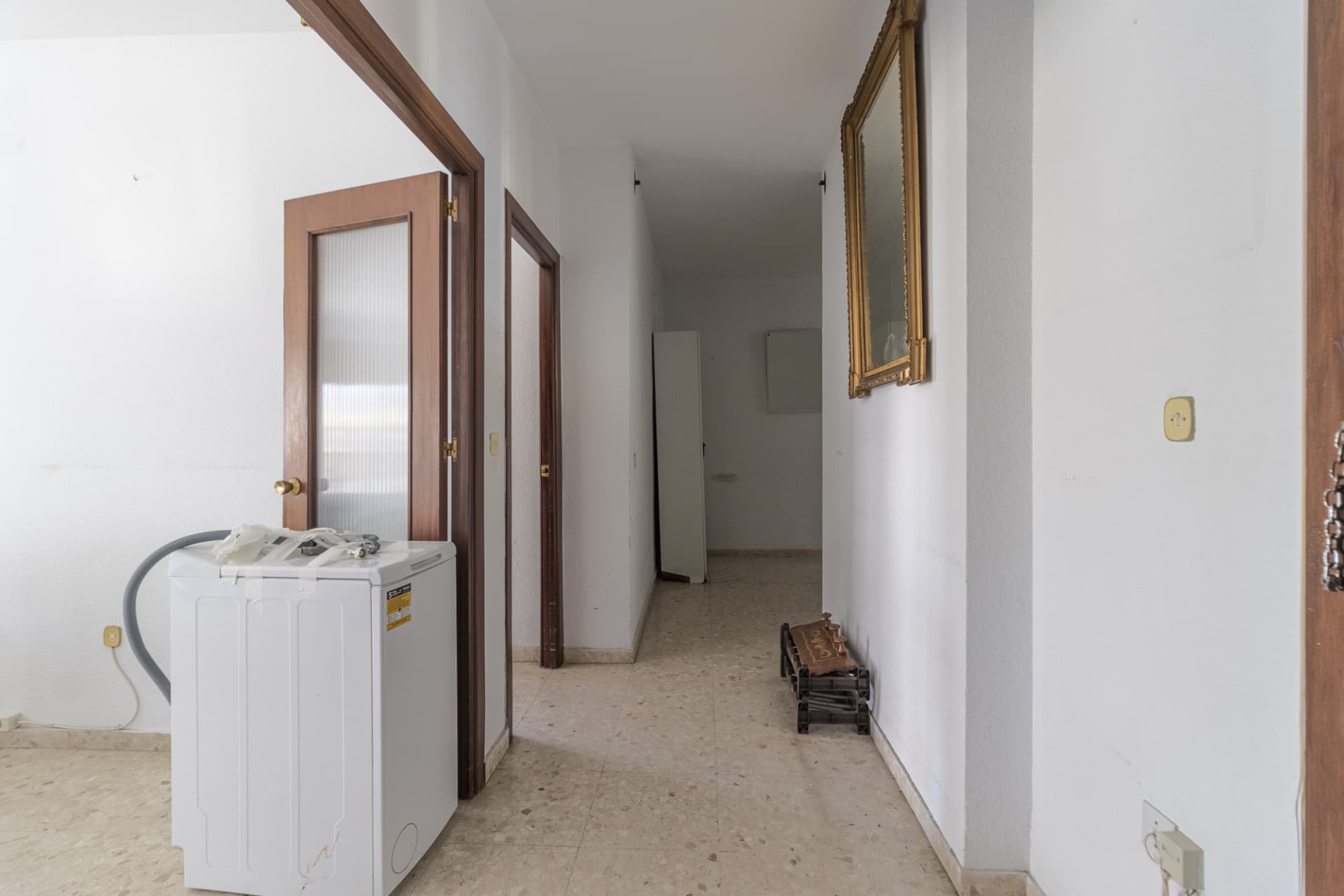 Elegant Apartment in Plaza de la Constitución, Fuengirola – To Renovate This elegant apartment of 119 square meters is l