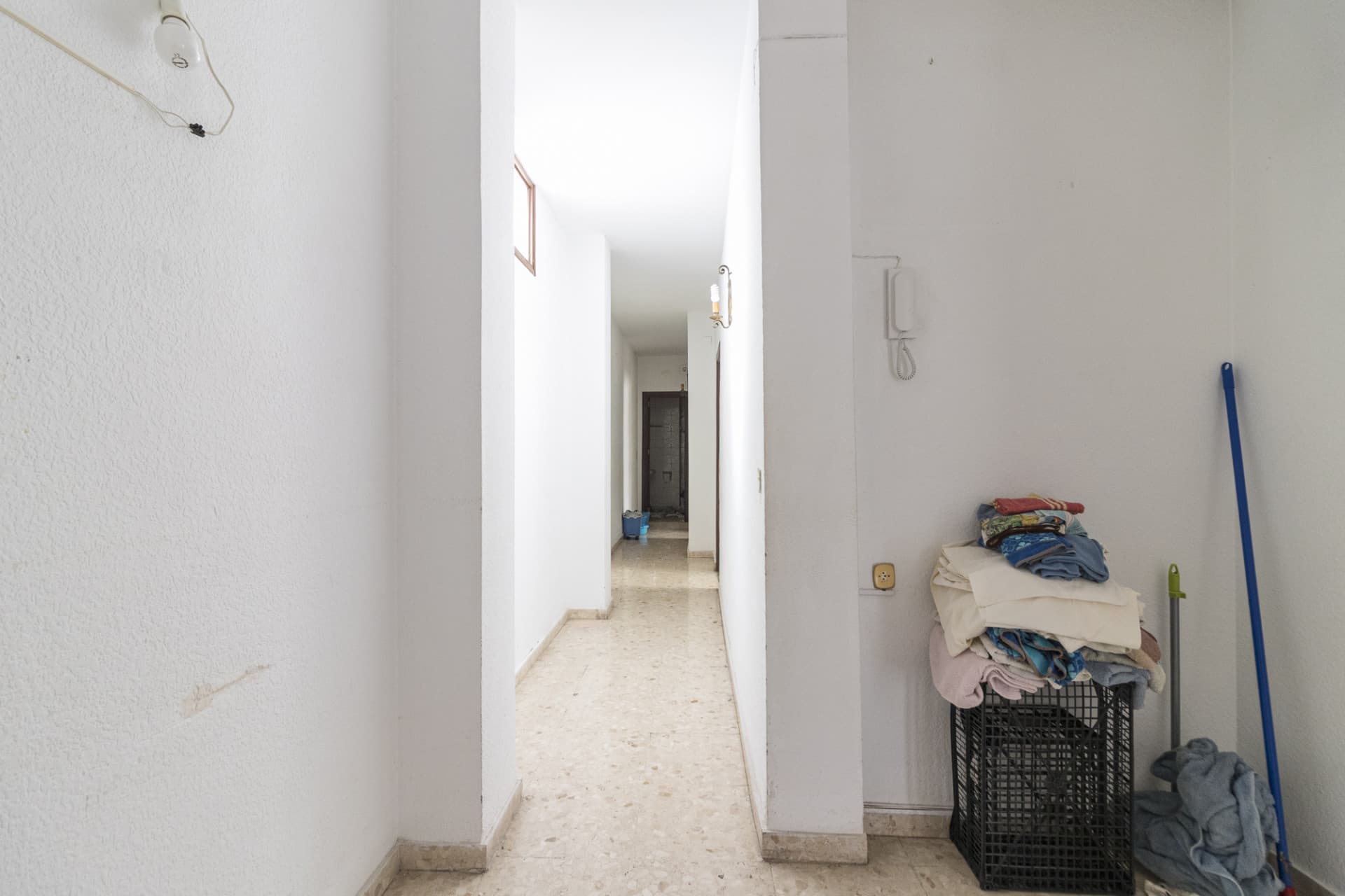 Elegant Apartment in Plaza de la Constitución, Fuengirola – To Renovate This elegant apartment of 119 square meters is l