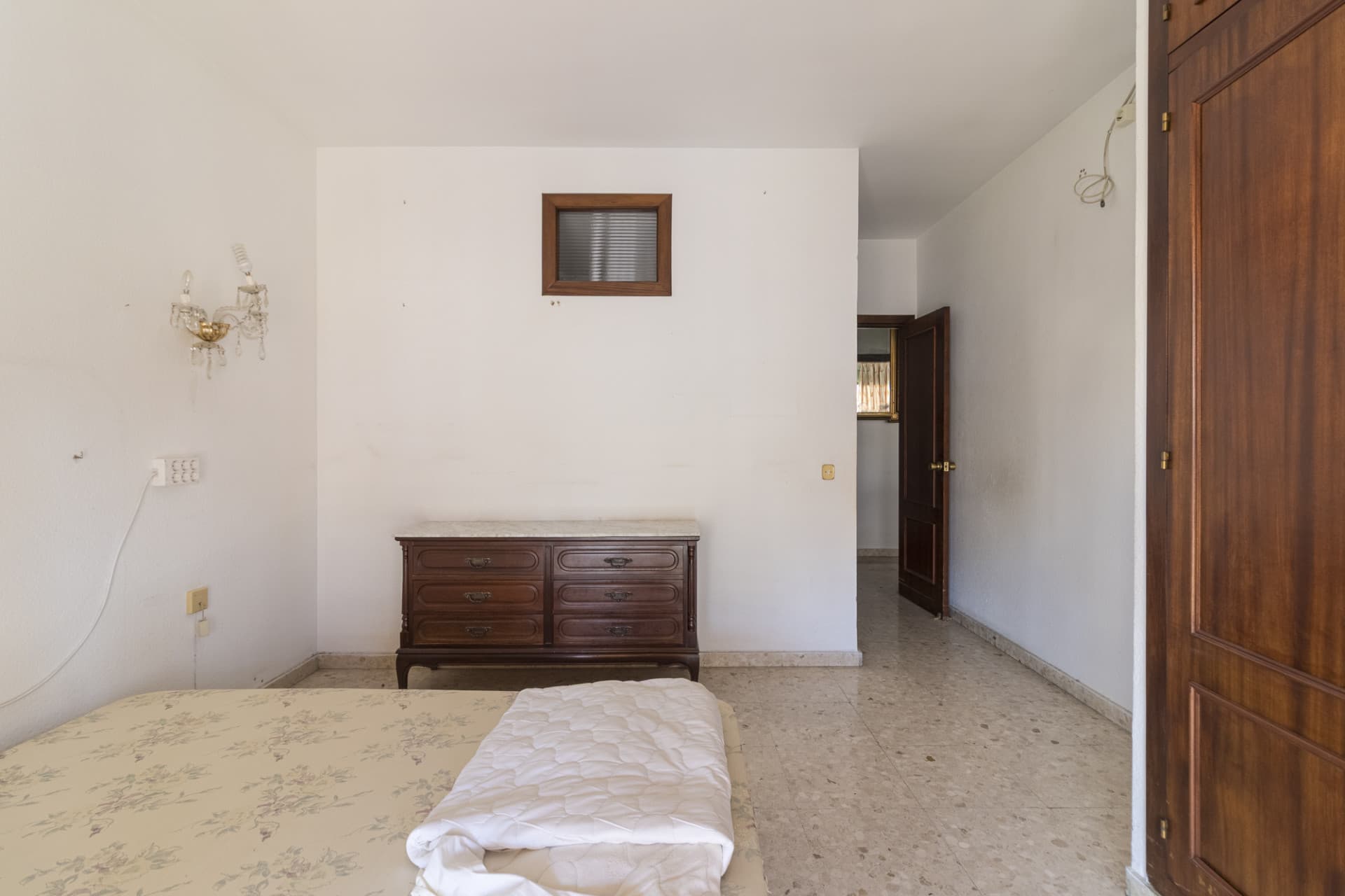 Elegant Apartment in Plaza de la Constitución, Fuengirola – To Renovate This elegant apartment of 119 square meters is l