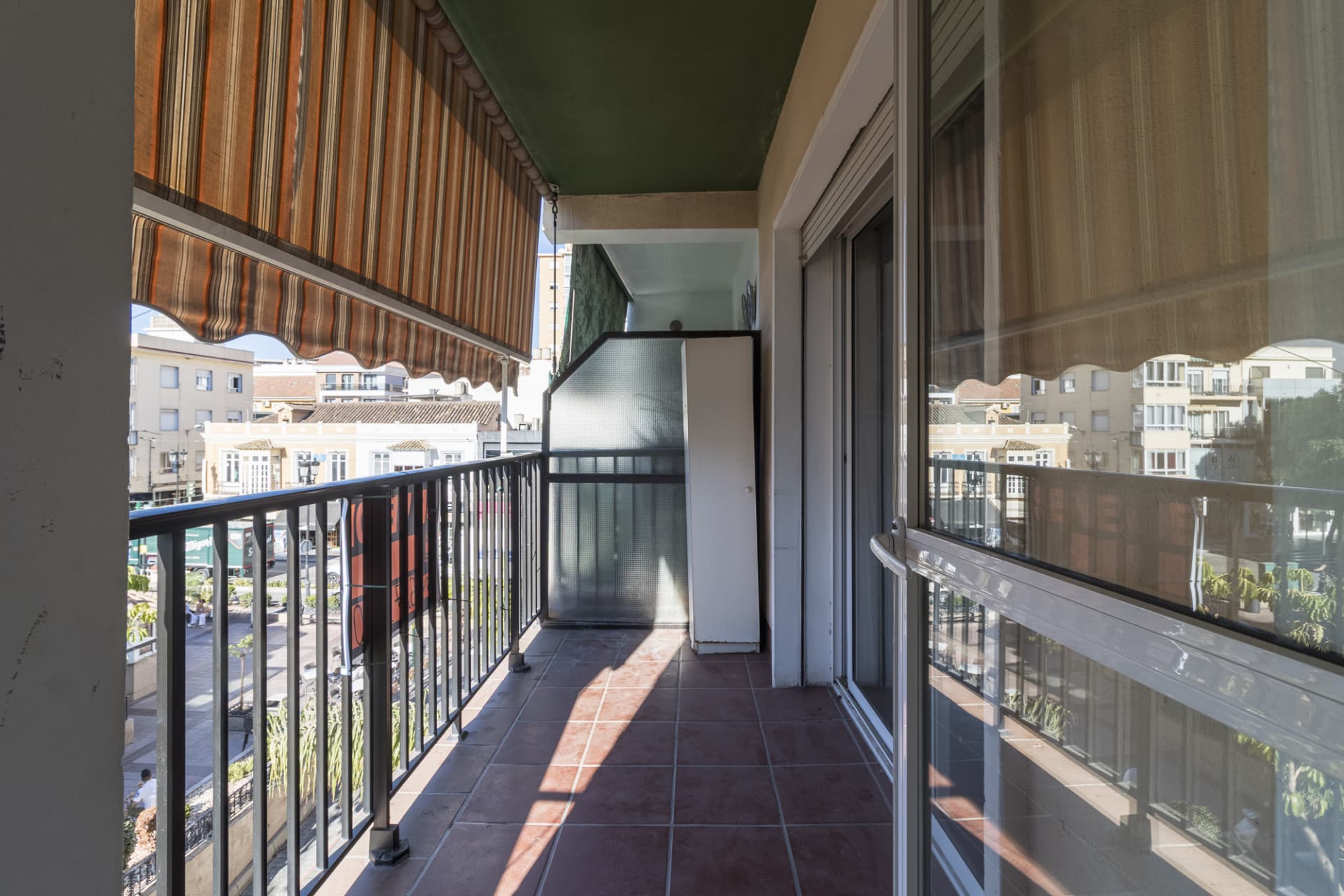 Elegant Apartment in Plaza de la Constitución, Fuengirola – To Renovate This elegant apartment of 119 square meters is l
