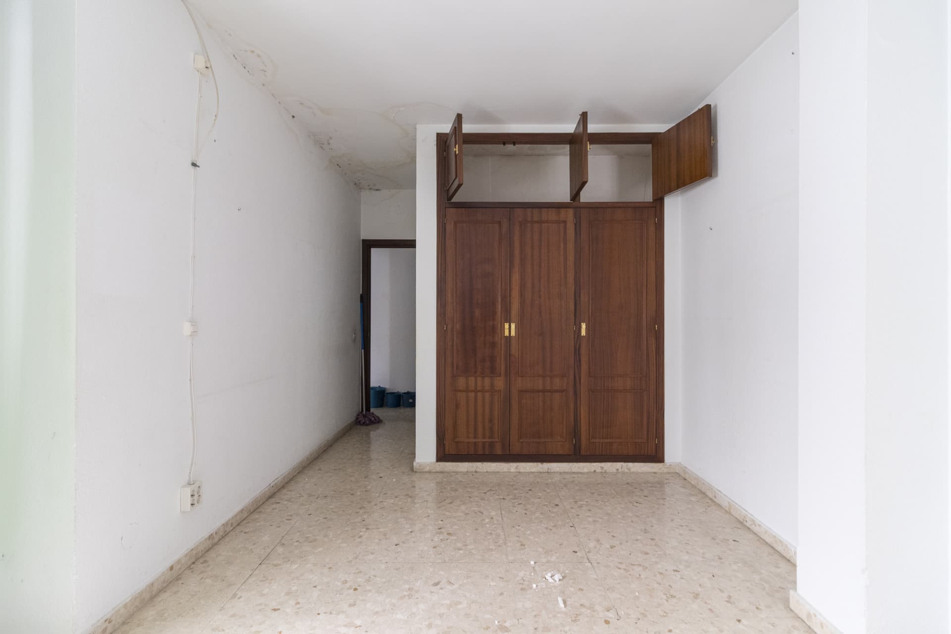 Elegant Apartment in Plaza de la Constitución, Fuengirola – To Renovate This elegant apartment of 119 square meters is l