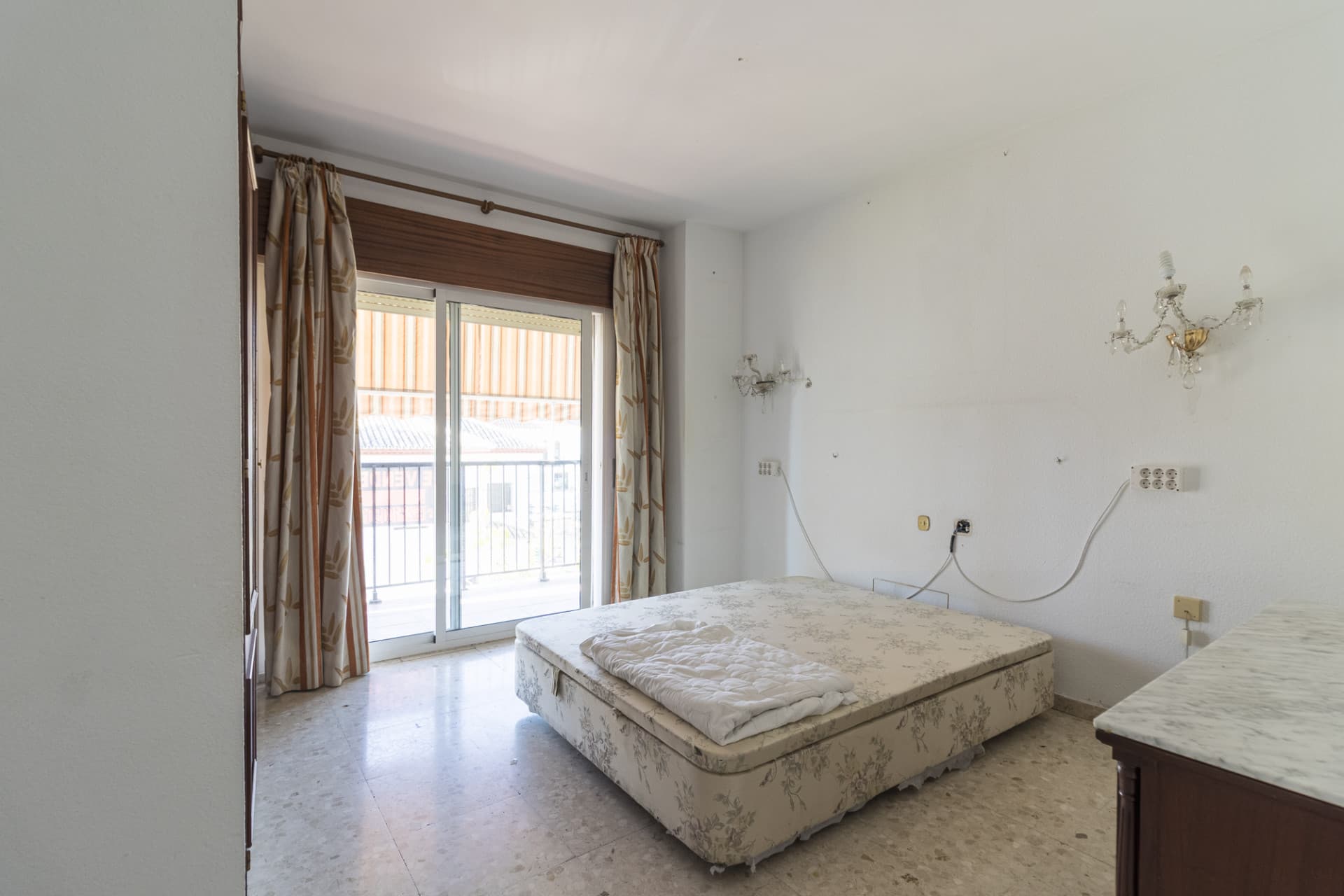 Elegant Apartment in Plaza de la Constitución, Fuengirola – To Renovate This elegant apartment of 119 square meters is l