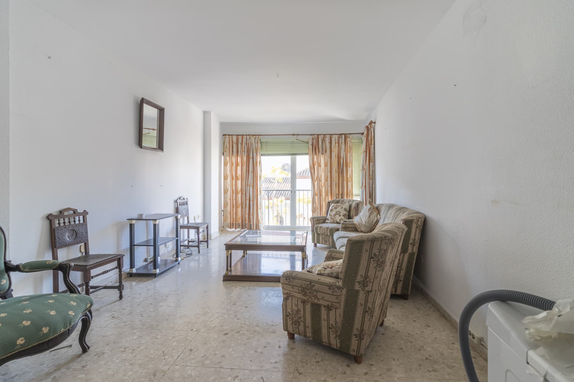 Elegant Apartment in Plaza de la Constitución, Fuengirola – To Renovate This elegant apartment of 119 square meters is l