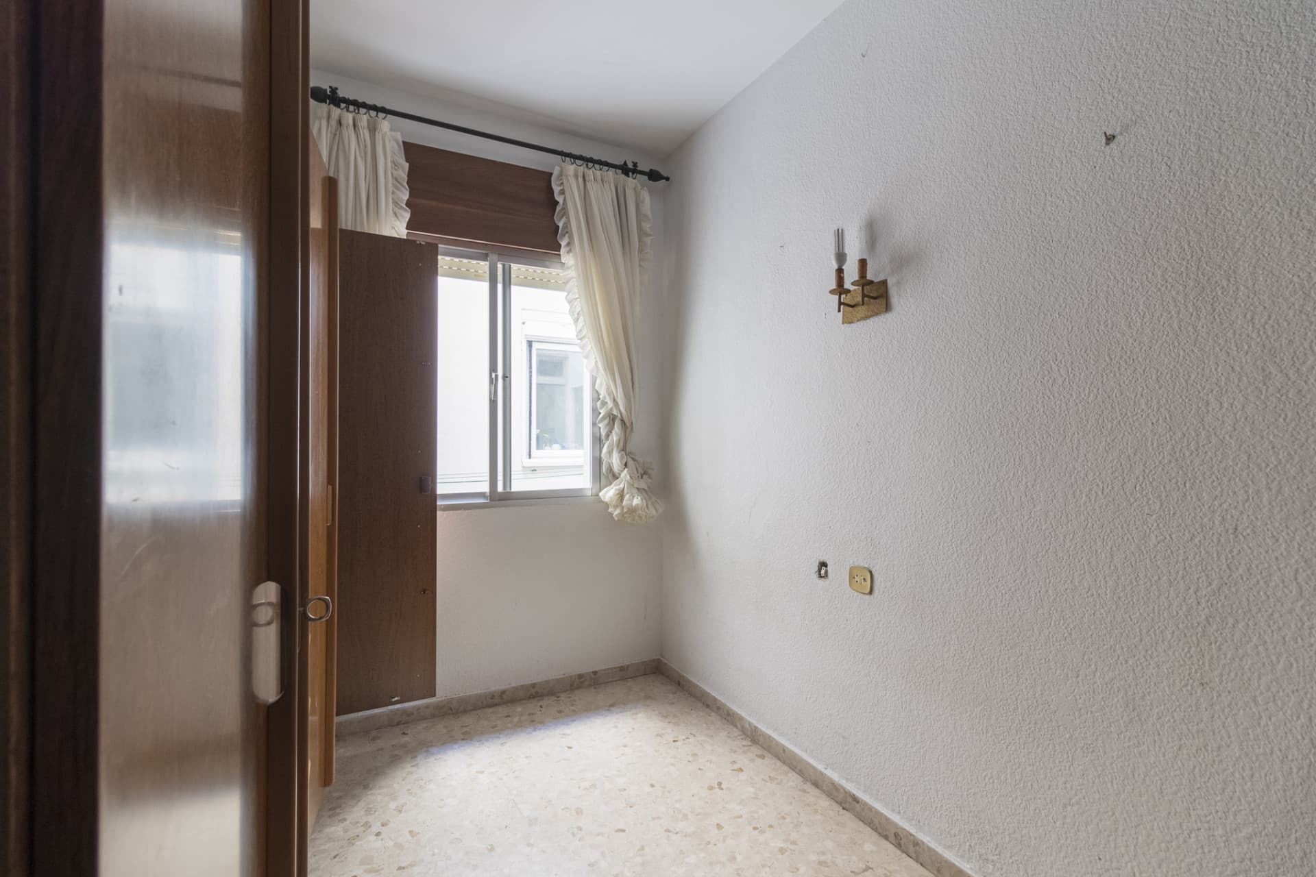 Elegant Apartment in Plaza de la Constitución, Fuengirola – To Renovate This elegant apartment of 119 square meters is l
