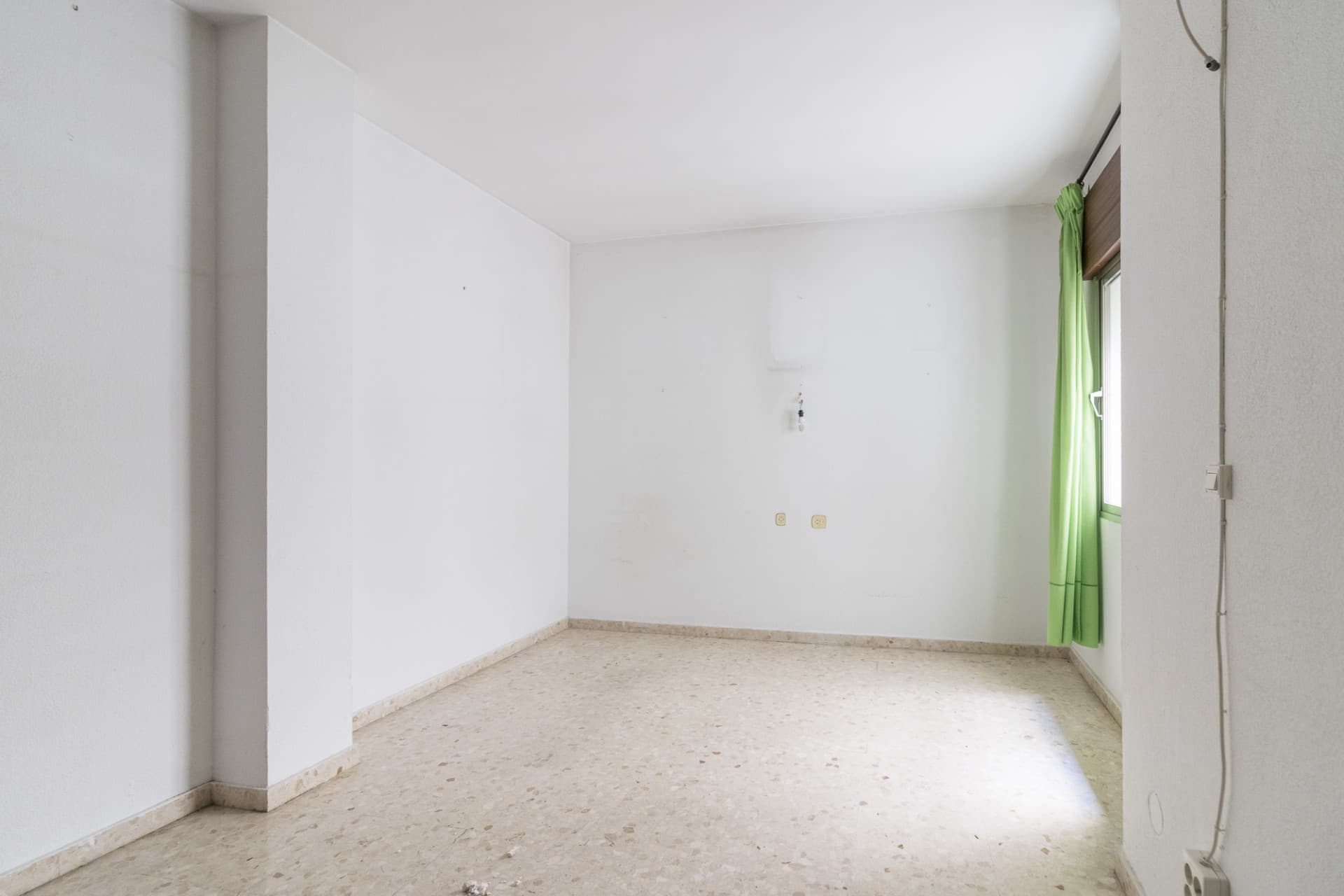 Elegant Apartment in Plaza de la Constitución, Fuengirola – To Renovate This elegant apartment of 119 square meters is l