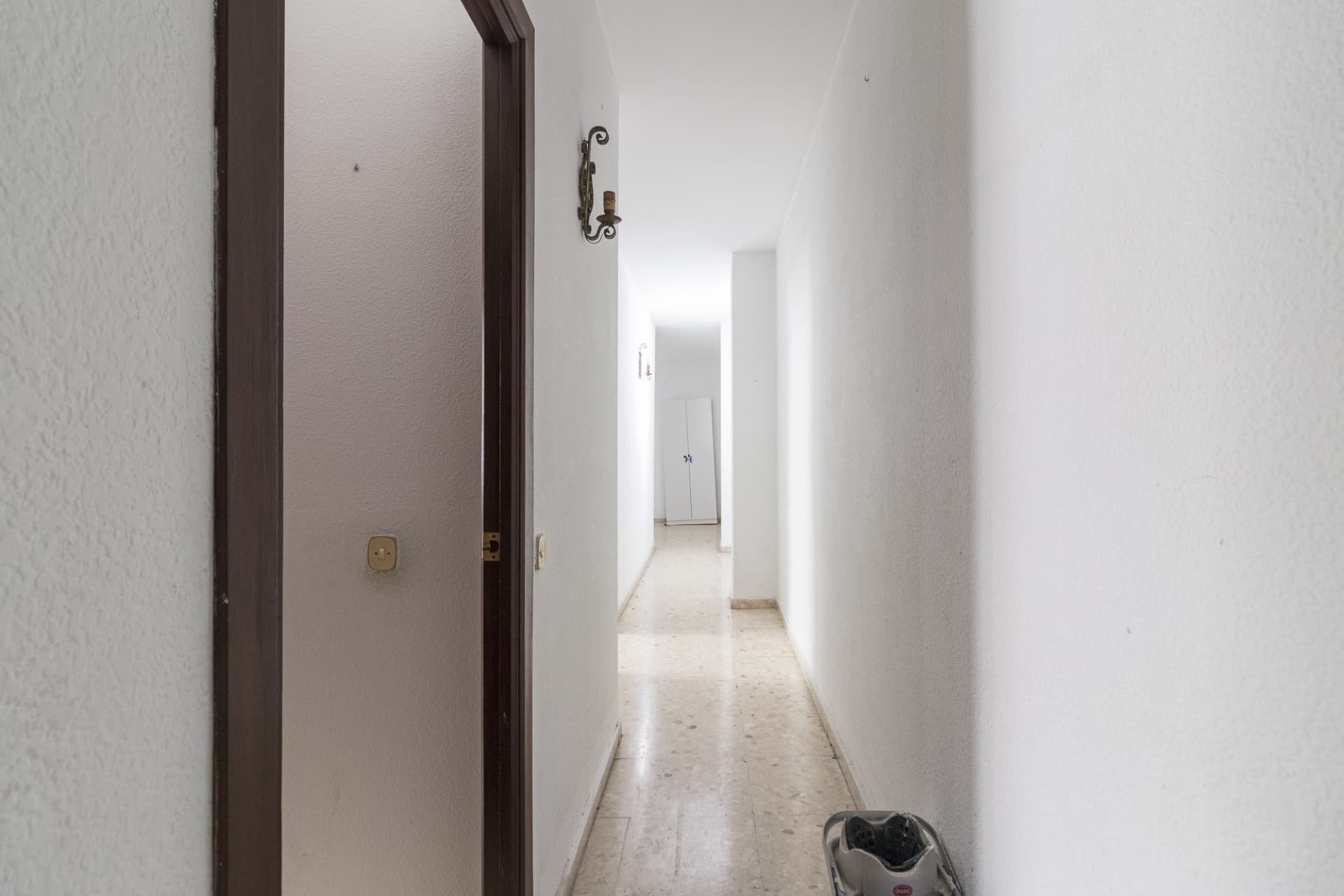 Elegant Apartment in Plaza de la Constitución, Fuengirola – To Renovate This elegant apartment of 119 square meters is l