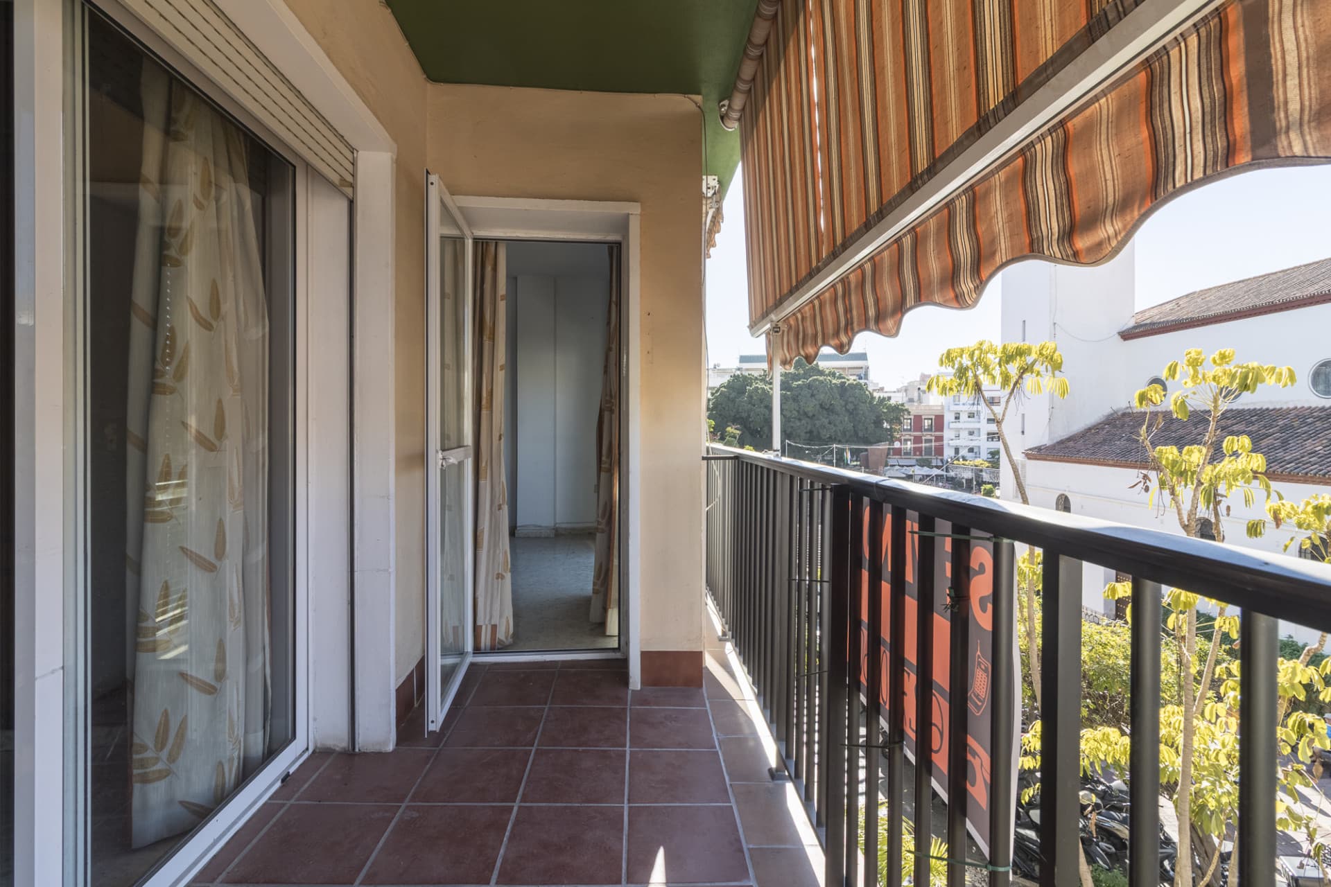 Elegant Apartment in Plaza de la Constitución, Fuengirola – To Renovate This elegant apartment of 119 square meters is l