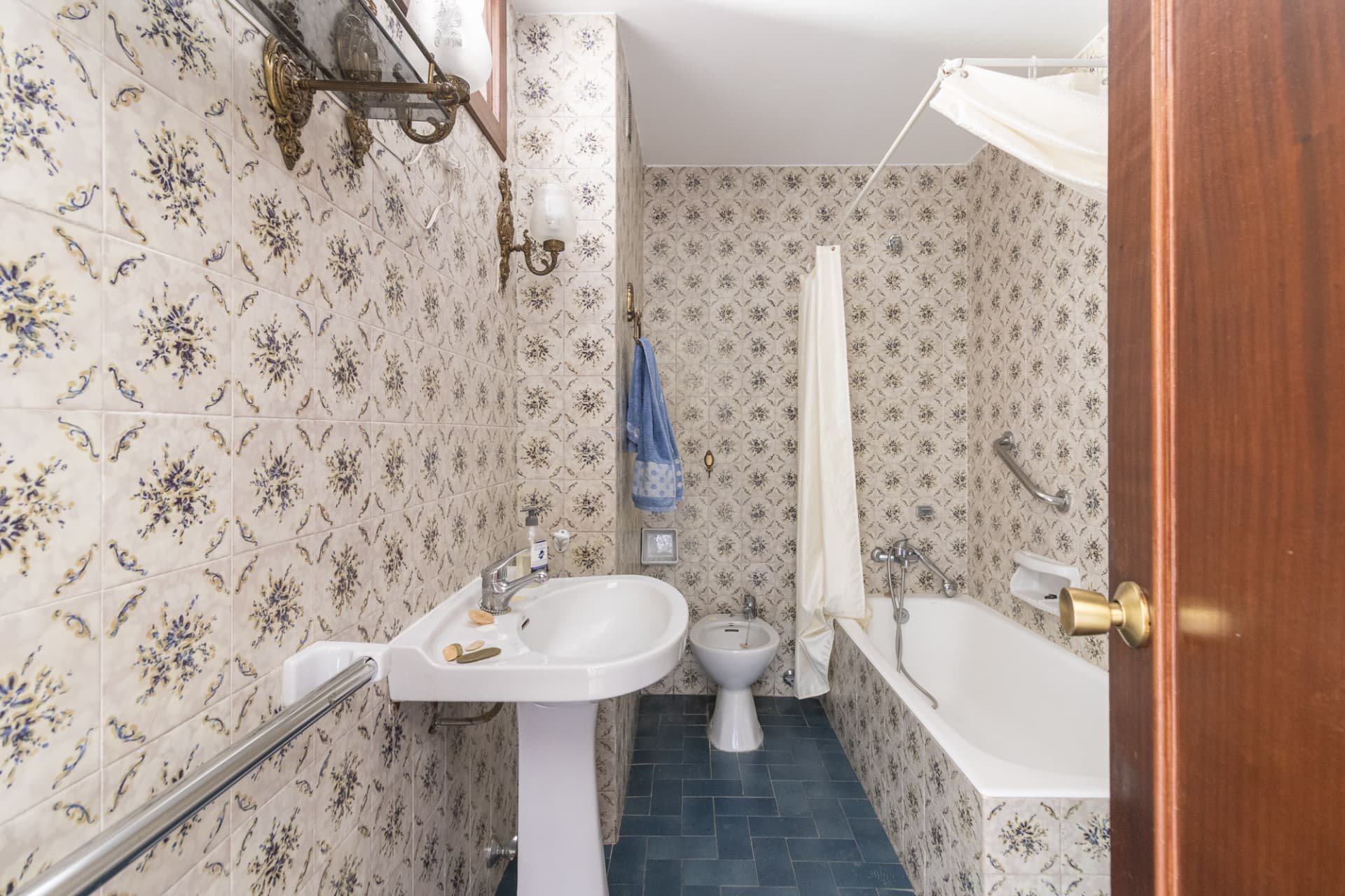 Elegant Apartment in Plaza de la Constitución, Fuengirola – To Renovate This elegant apartment of 119 square meters is l