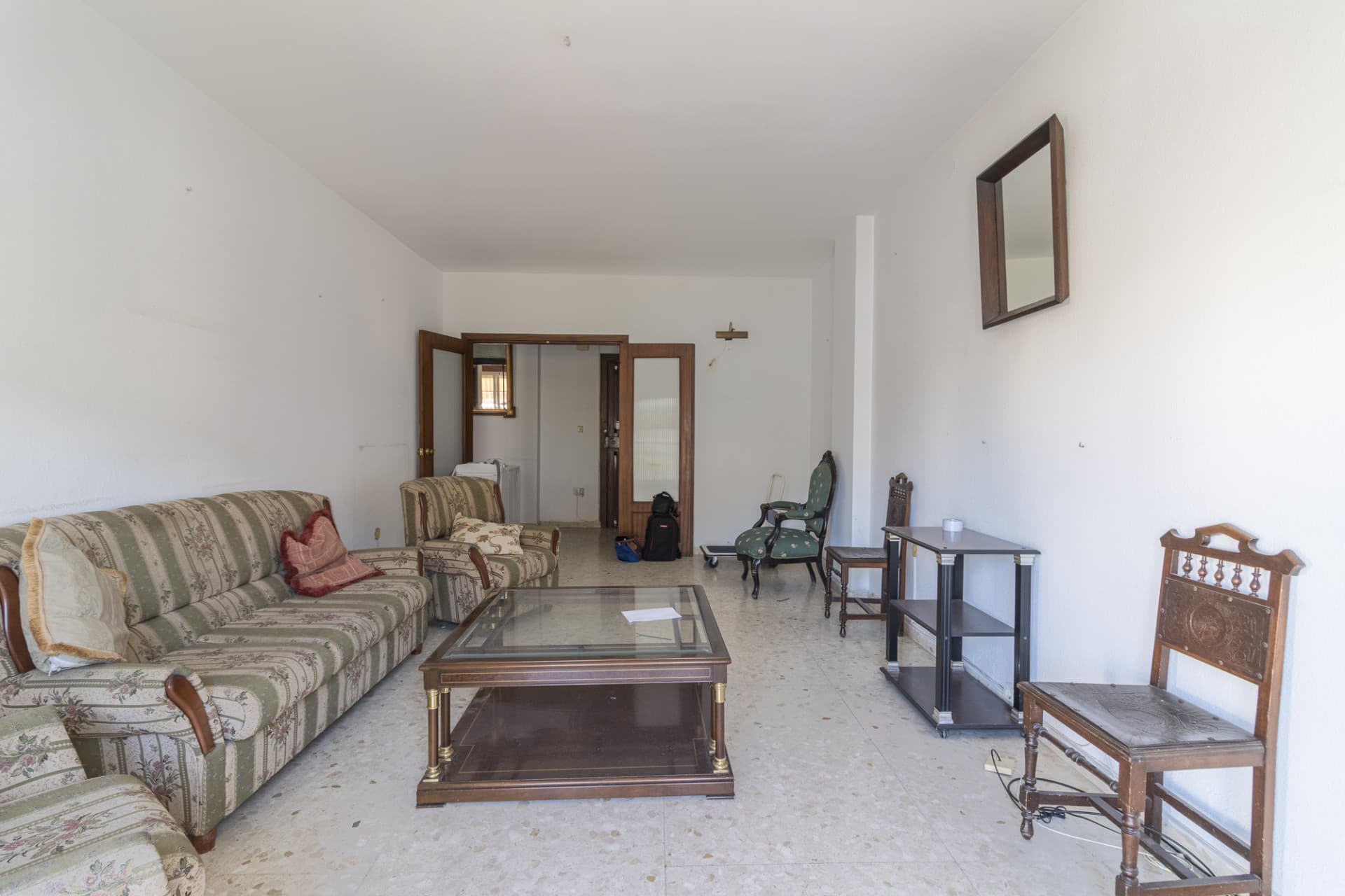 Elegant Apartment in Plaza de la Constitución, Fuengirola – To Renovate This elegant apartment of 119 square meters is l