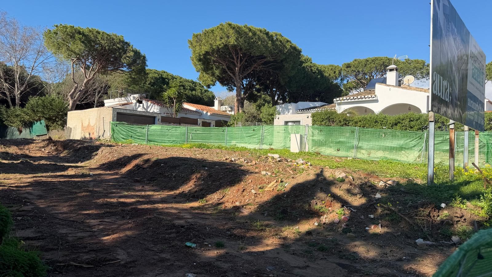 An investment plot featuring an approved project and a valid building permit for the construction of an aparthotel in Ca