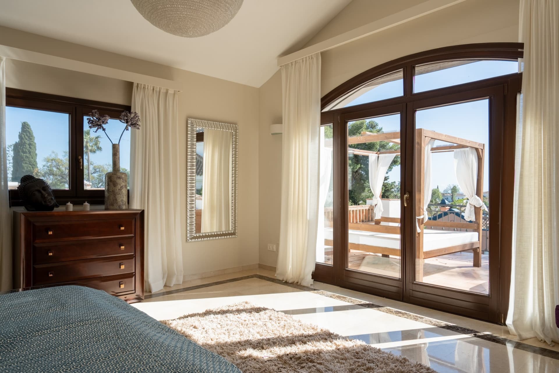Villa in El Rosario, Marbella East We are delighted to present this magnificent sea-view villa in El Rosario, a secure g
