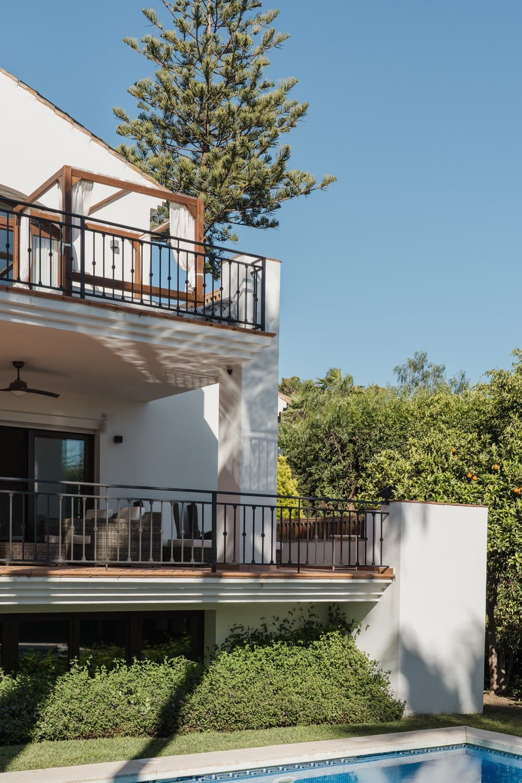 Villa in El Rosario, Marbella East We are delighted to present this magnificent sea-view villa in El Rosario, a secure g