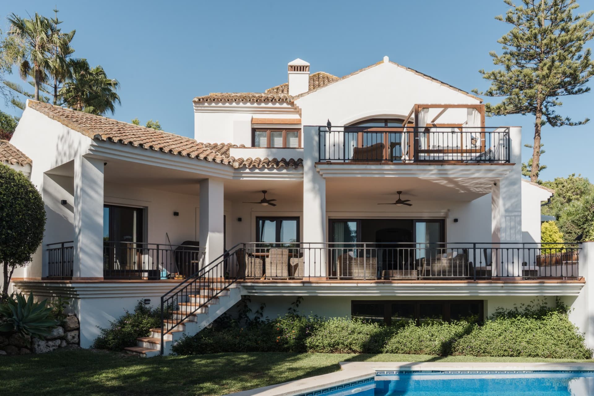 Villa in El Rosario, Marbella East We are delighted to present this magnificent sea-view villa in El Rosario, a secure g