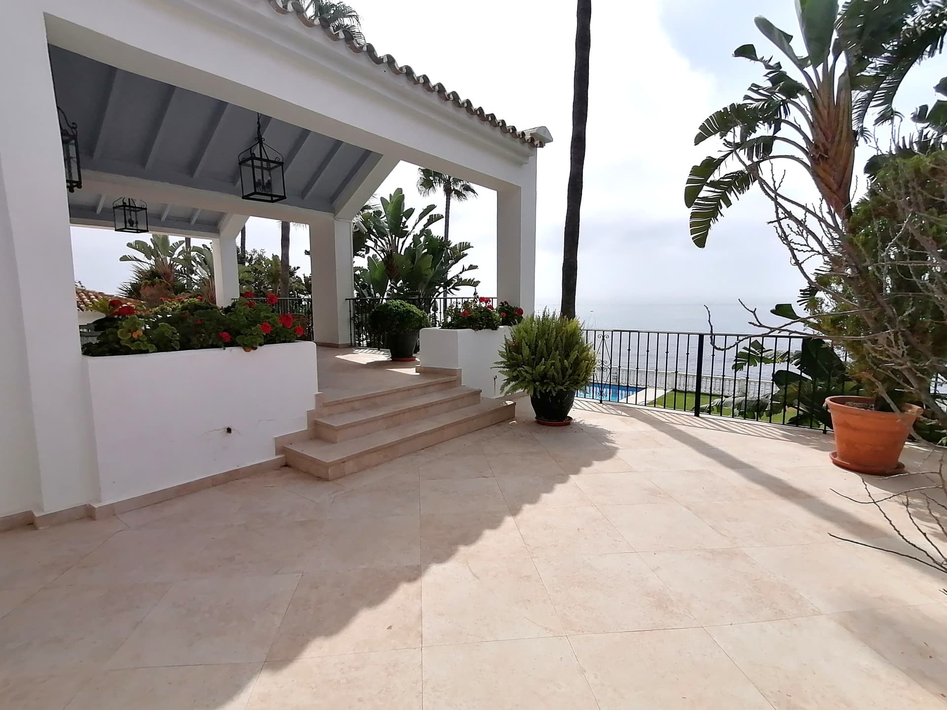 A spectacular and majestic beachfront property set on a large plot in the sought-after area of Guadalmina Baja