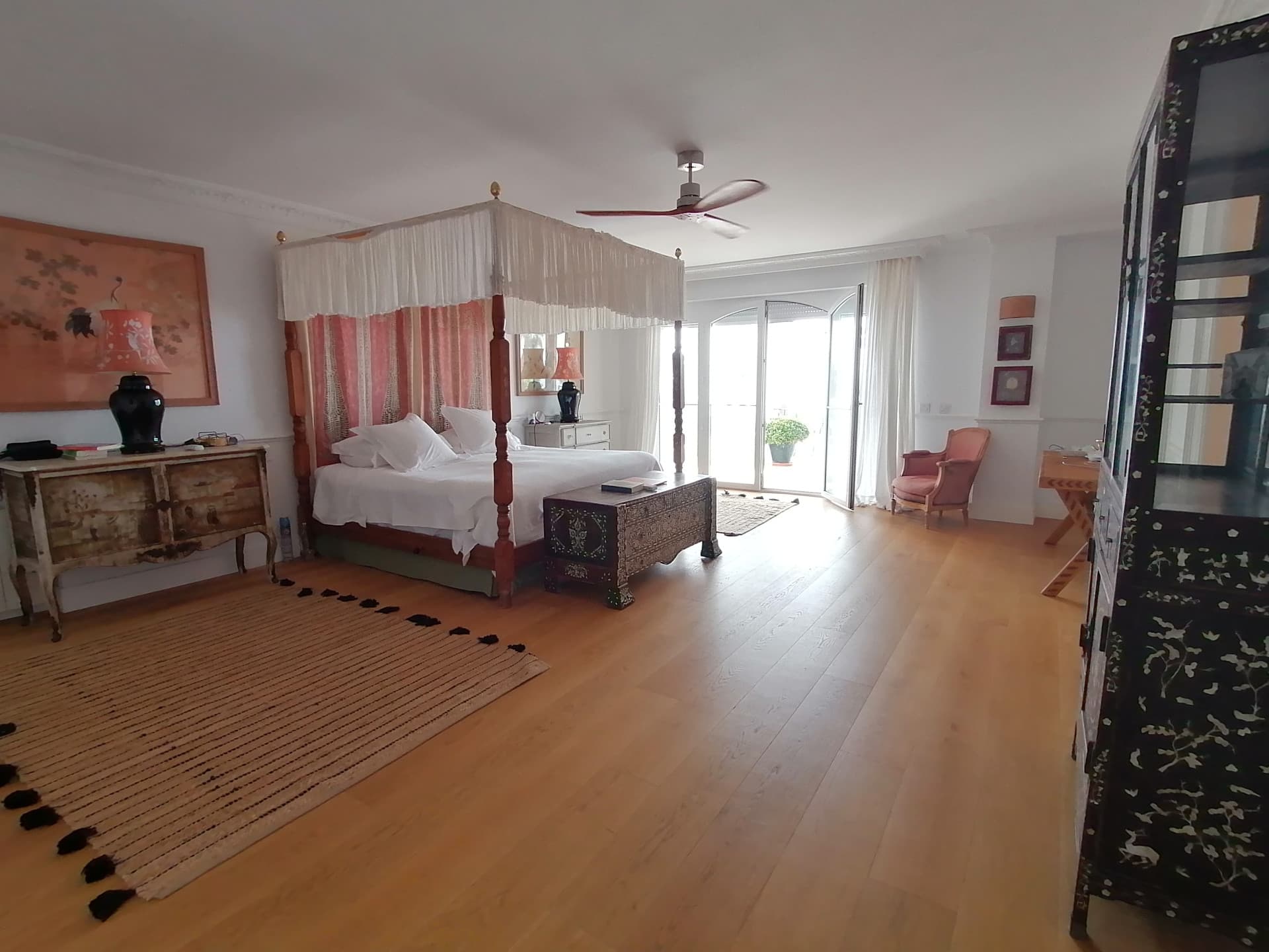 A spectacular and majestic beachfront property set on a large plot in the sought-after area of Guadalmina Baja