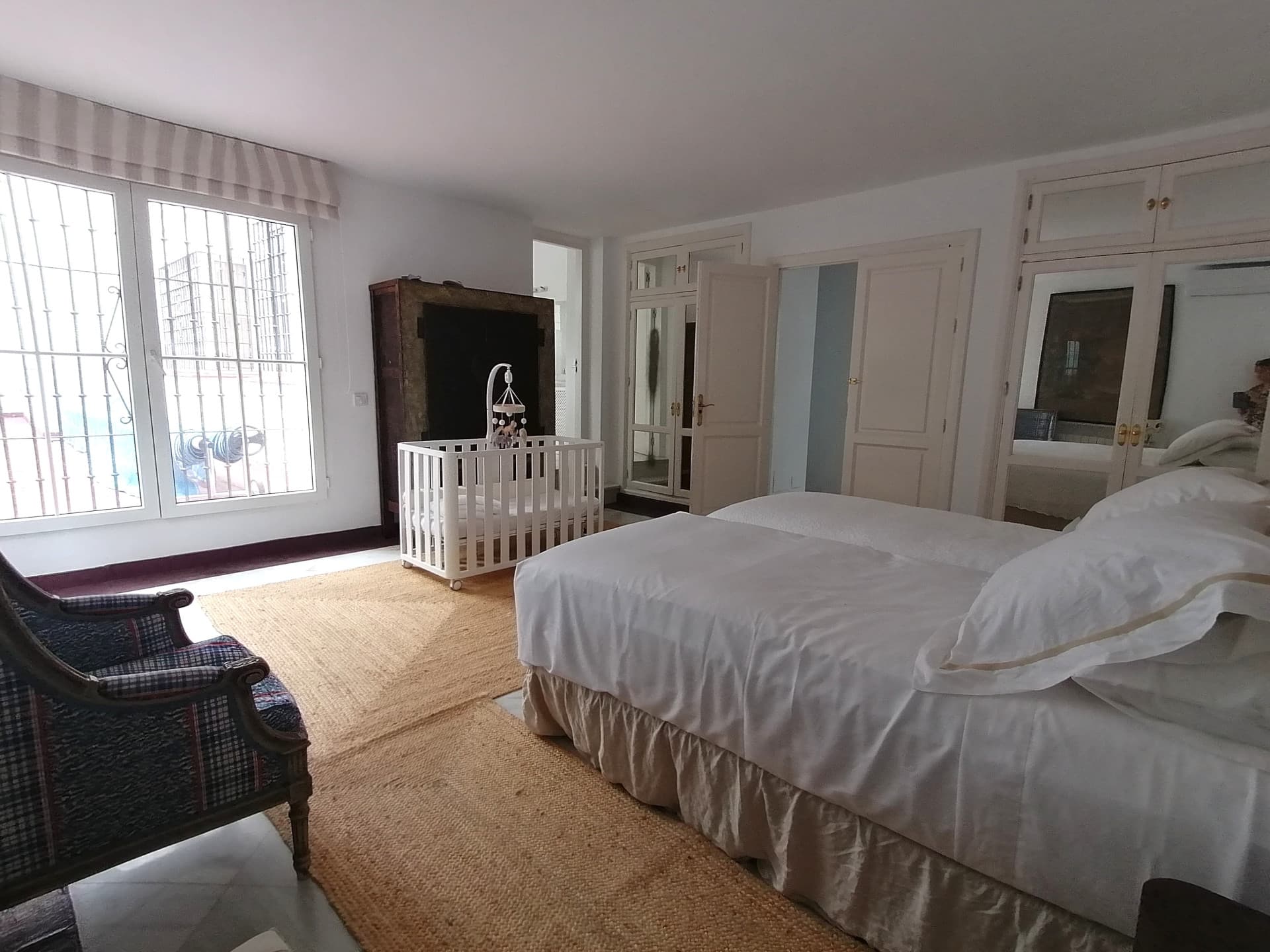 A spectacular and majestic beachfront property set on a large plot in the sought-after area of Guadalmina Baja