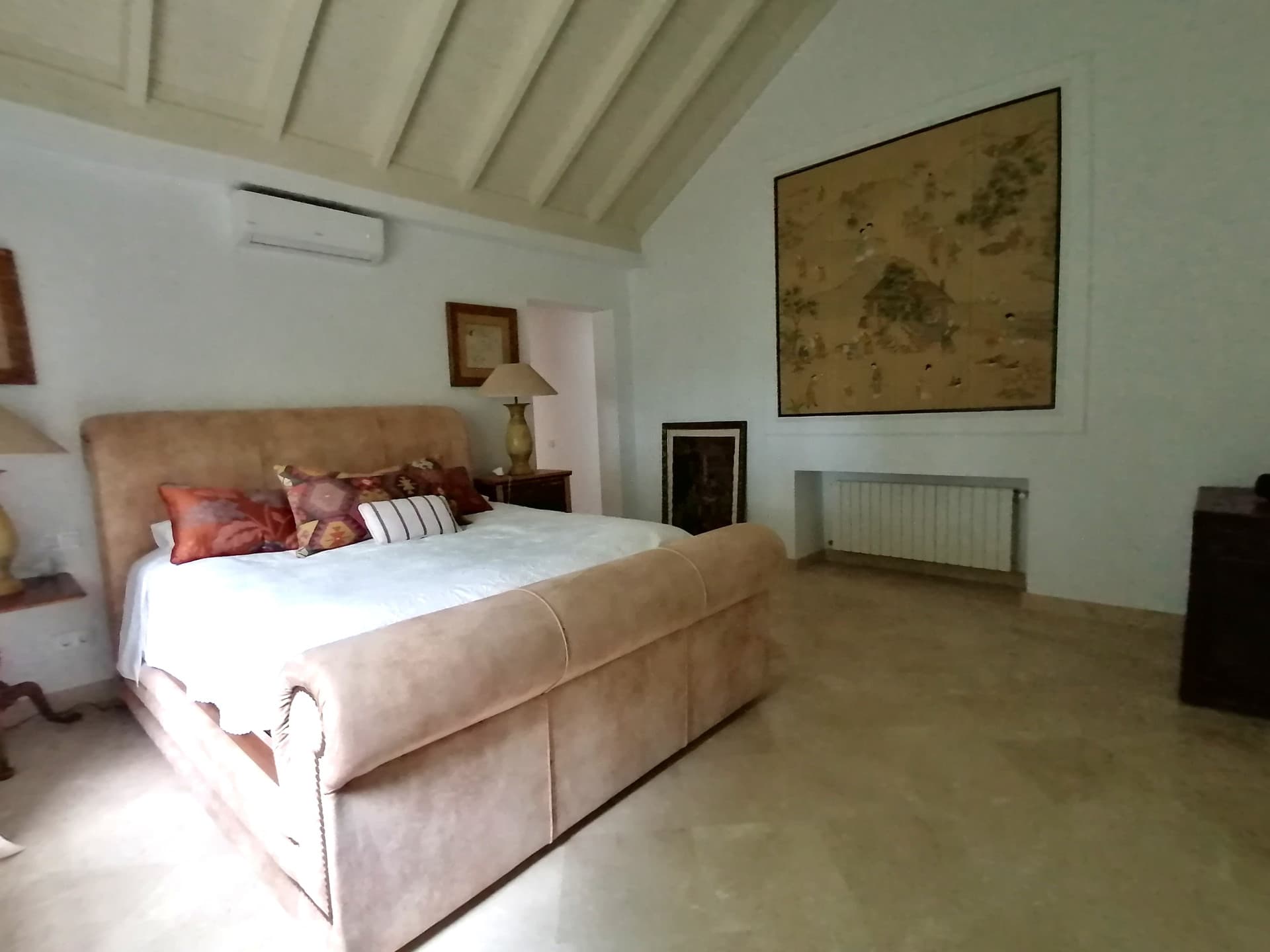 A spectacular and majestic beachfront property set on a large plot in the sought-after area of Guadalmina Baja