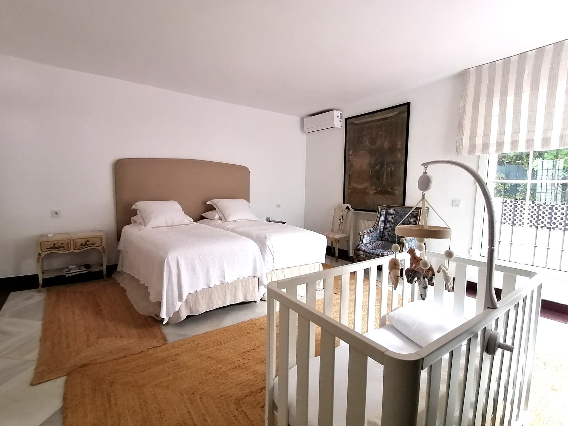 A spectacular and majestic beachfront property set on a large plot in the sought-after area of Guadalmina Baja