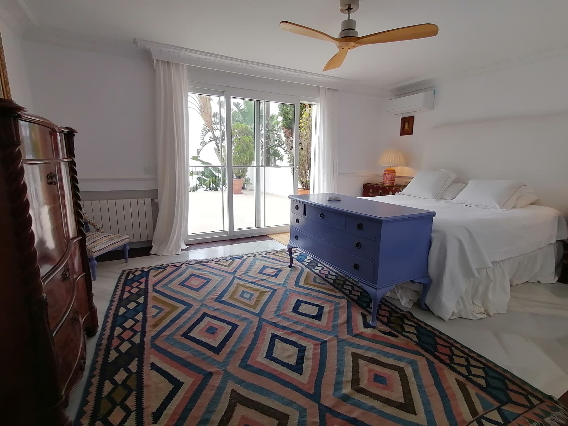 A spectacular and majestic beachfront property set on a large plot in the sought-after area of Guadalmina Baja