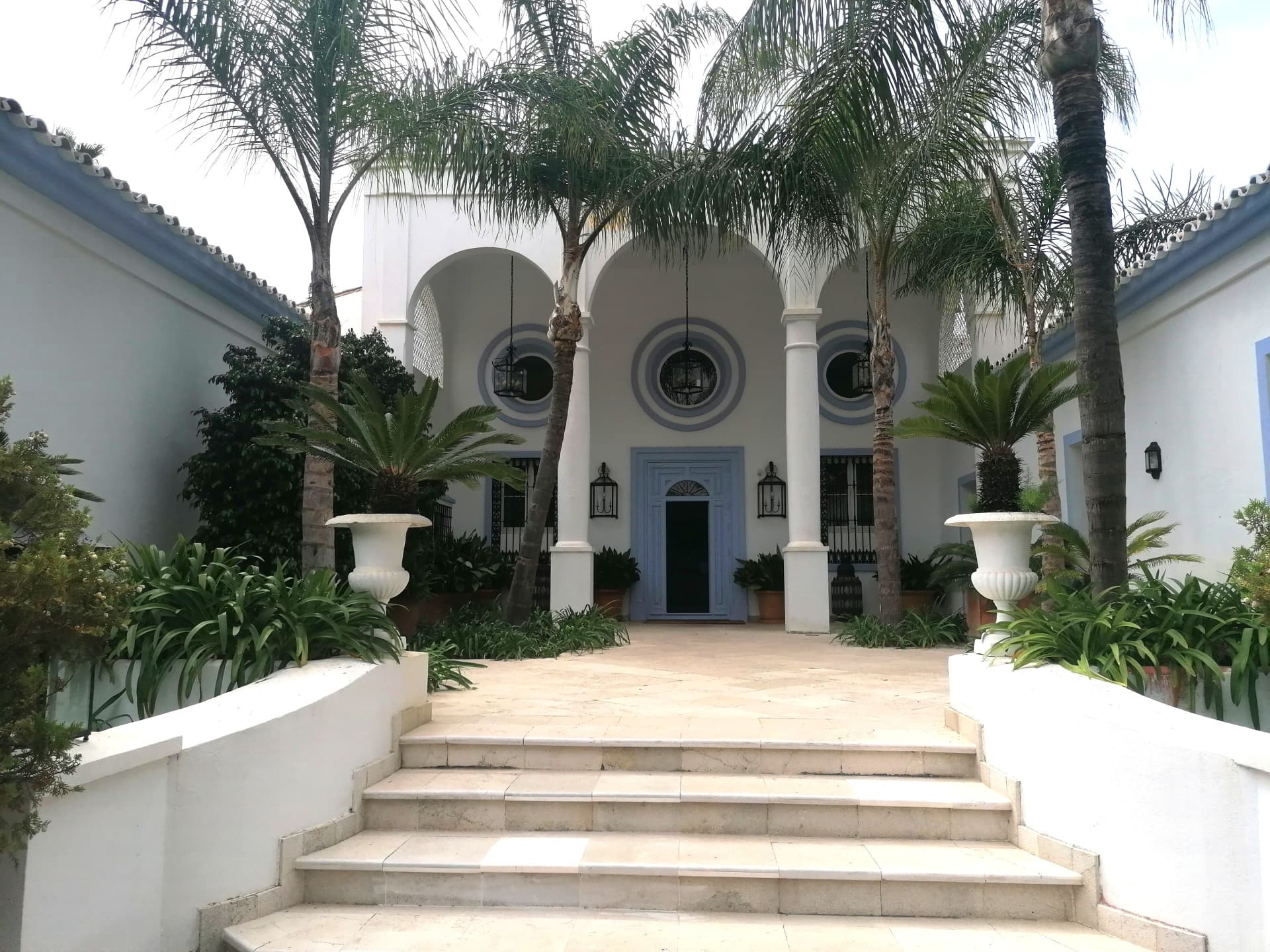 A spectacular and majestic beachfront property set on a large plot in the sought-after area of Guadalmina Baja