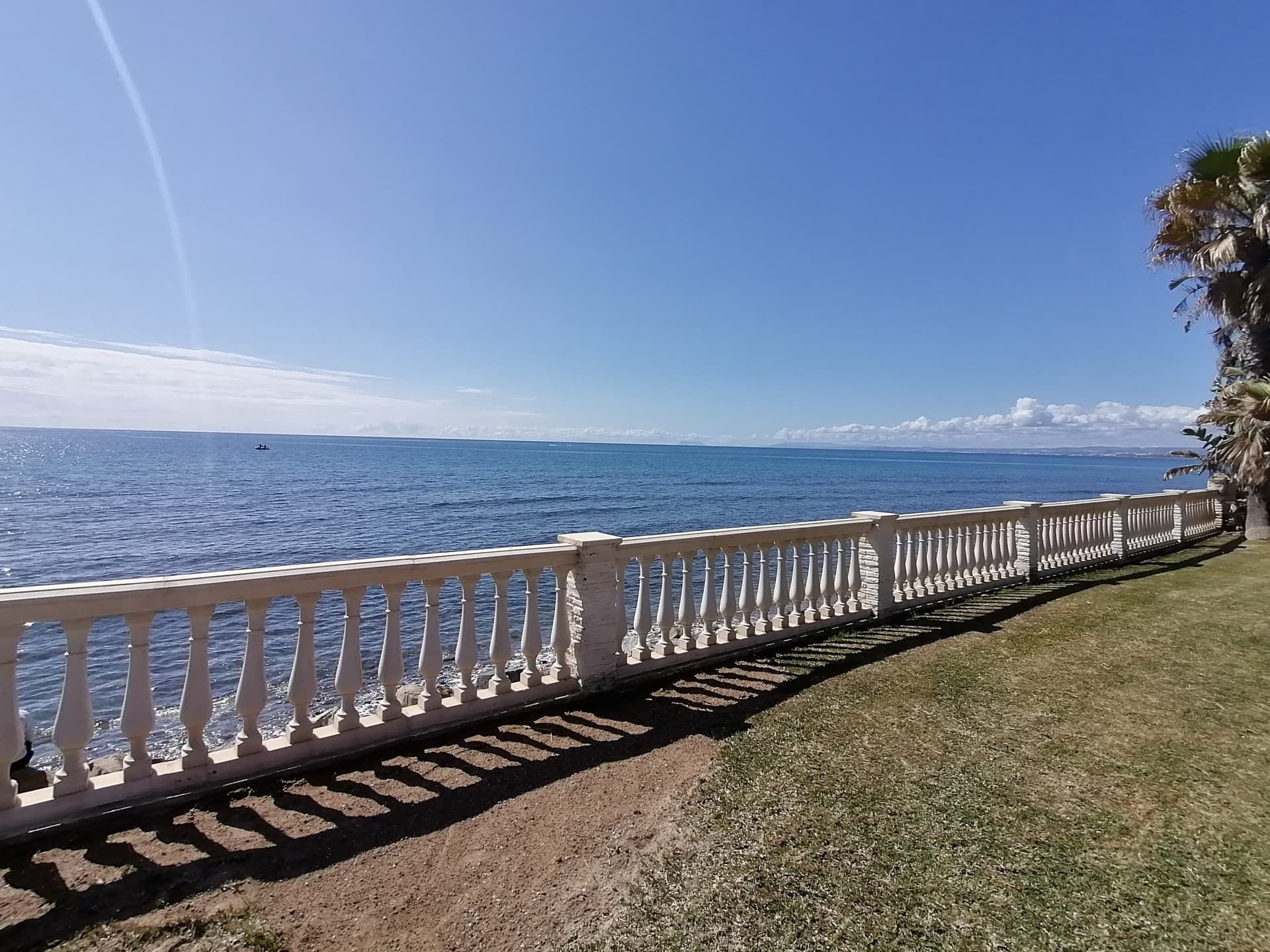 A spectacular and majestic beachfront property set on a large plot in the sought-after area of Guadalmina Baja