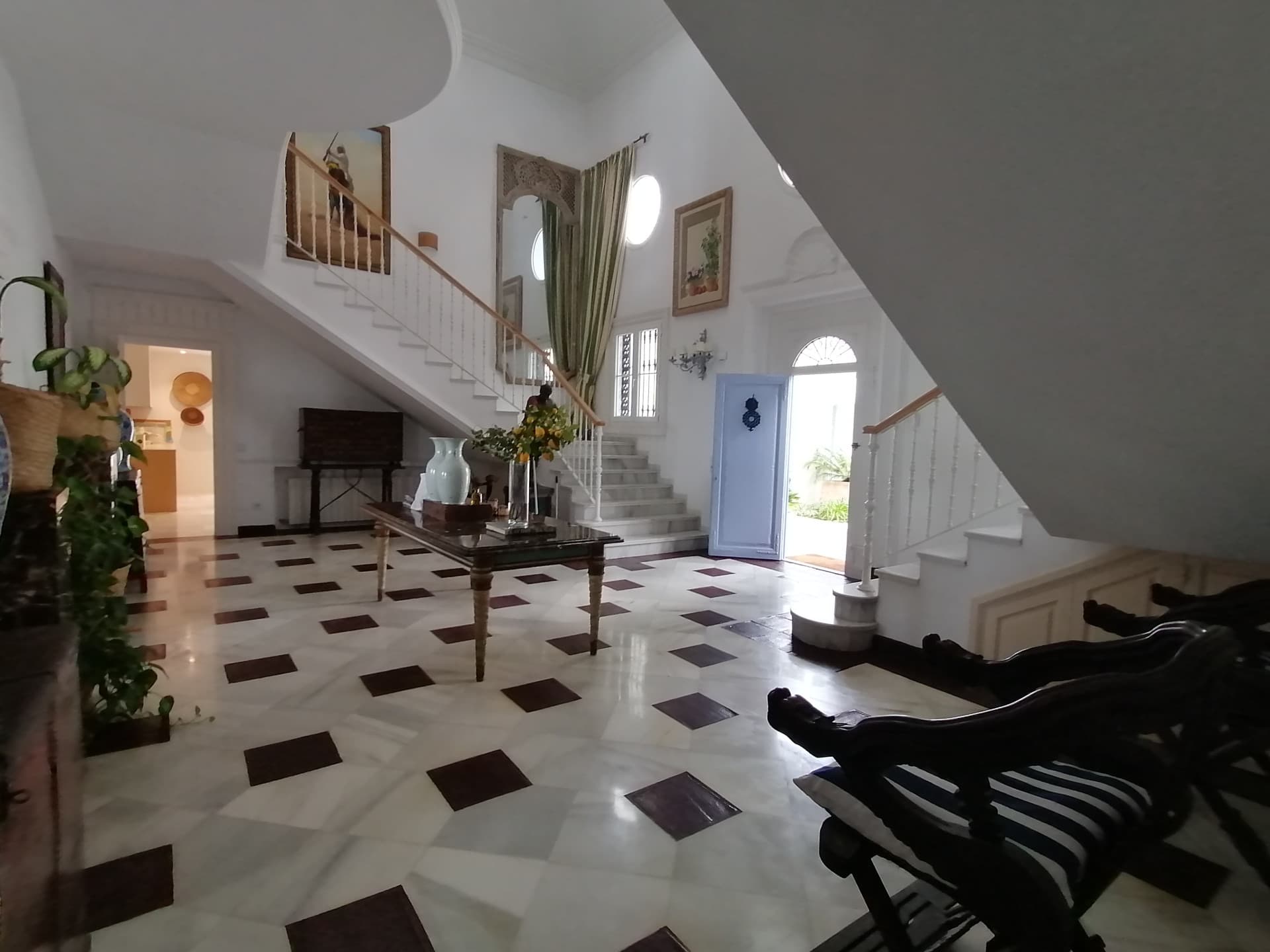 A spectacular and majestic beachfront property set on a large plot in the sought-after area of Guadalmina Baja