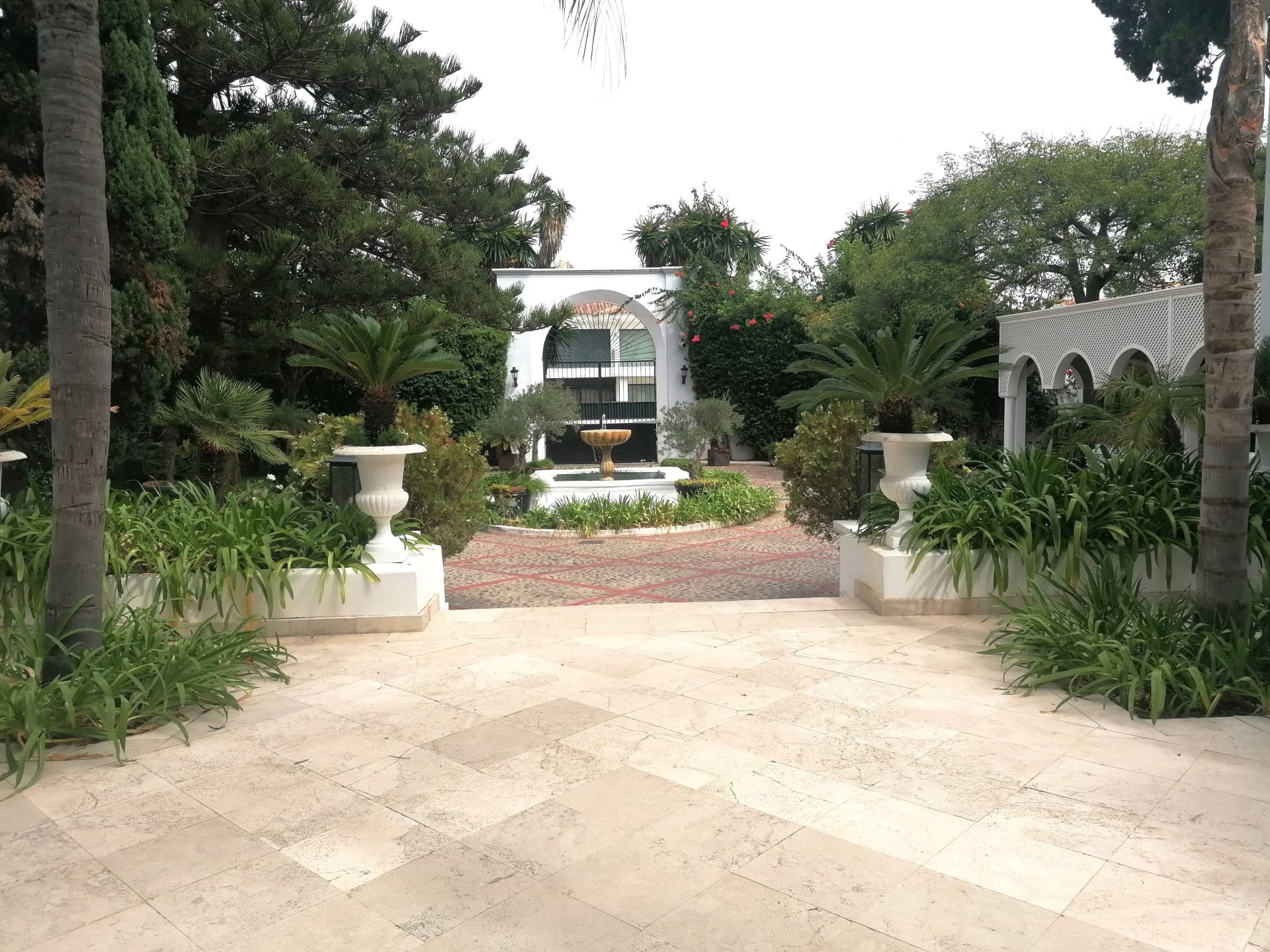 A spectacular and majestic beachfront property set on a large plot in the sought-after area of Guadalmina Baja