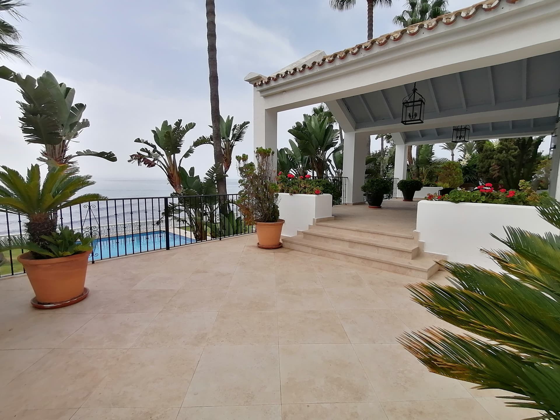 A spectacular and majestic beachfront property set on a large plot in the sought-after area of Guadalmina Baja