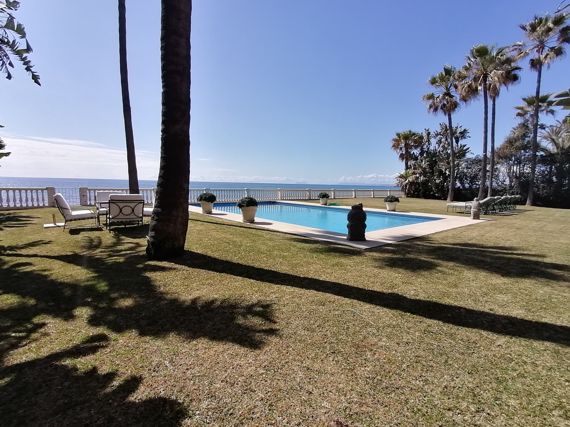 A spectacular and majestic beachfront property set on a large plot in the sought-after area of Guadalmina Baja