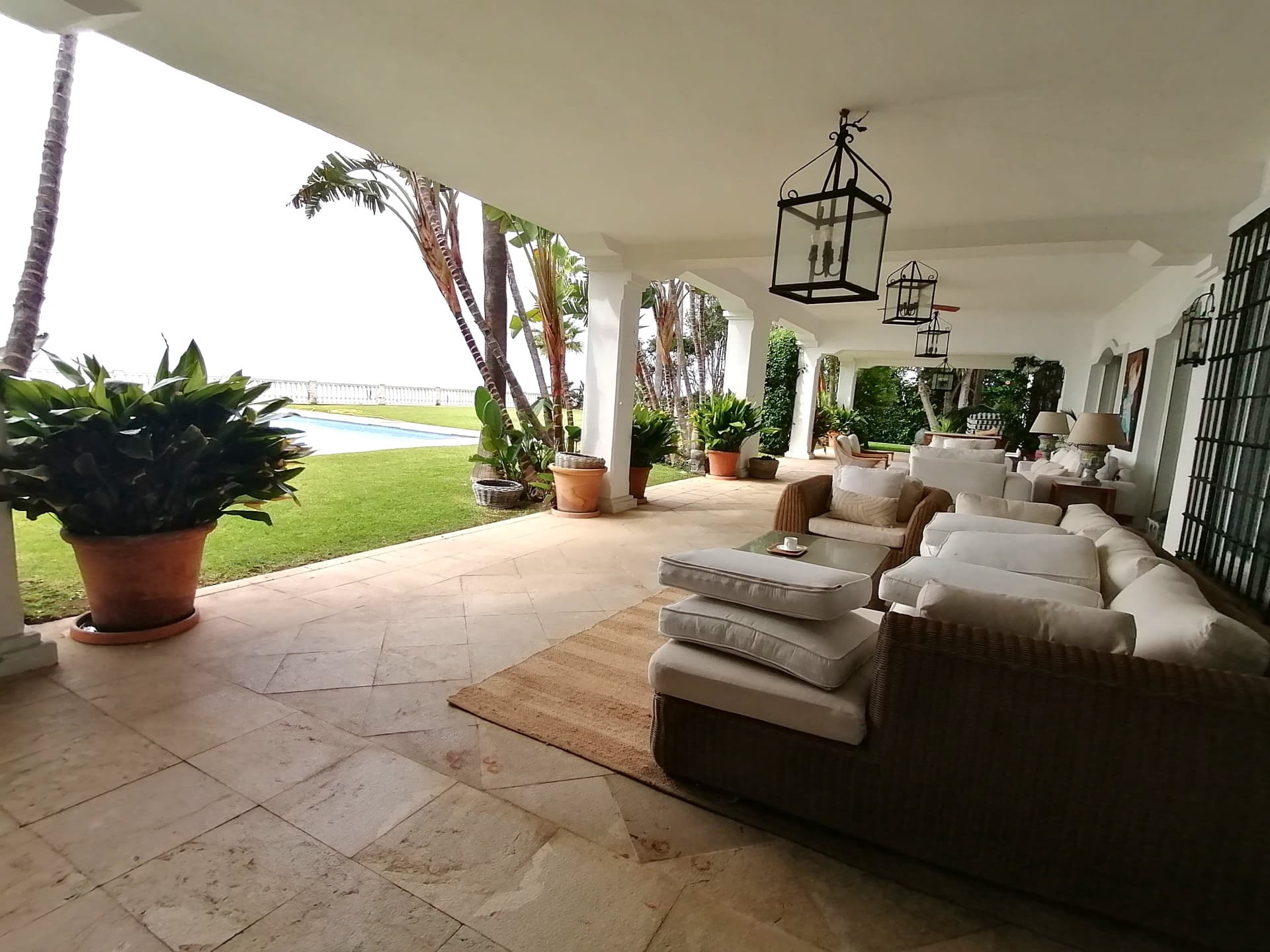 A spectacular and majestic beachfront property set on a large plot in the sought-after area of Guadalmina Baja
