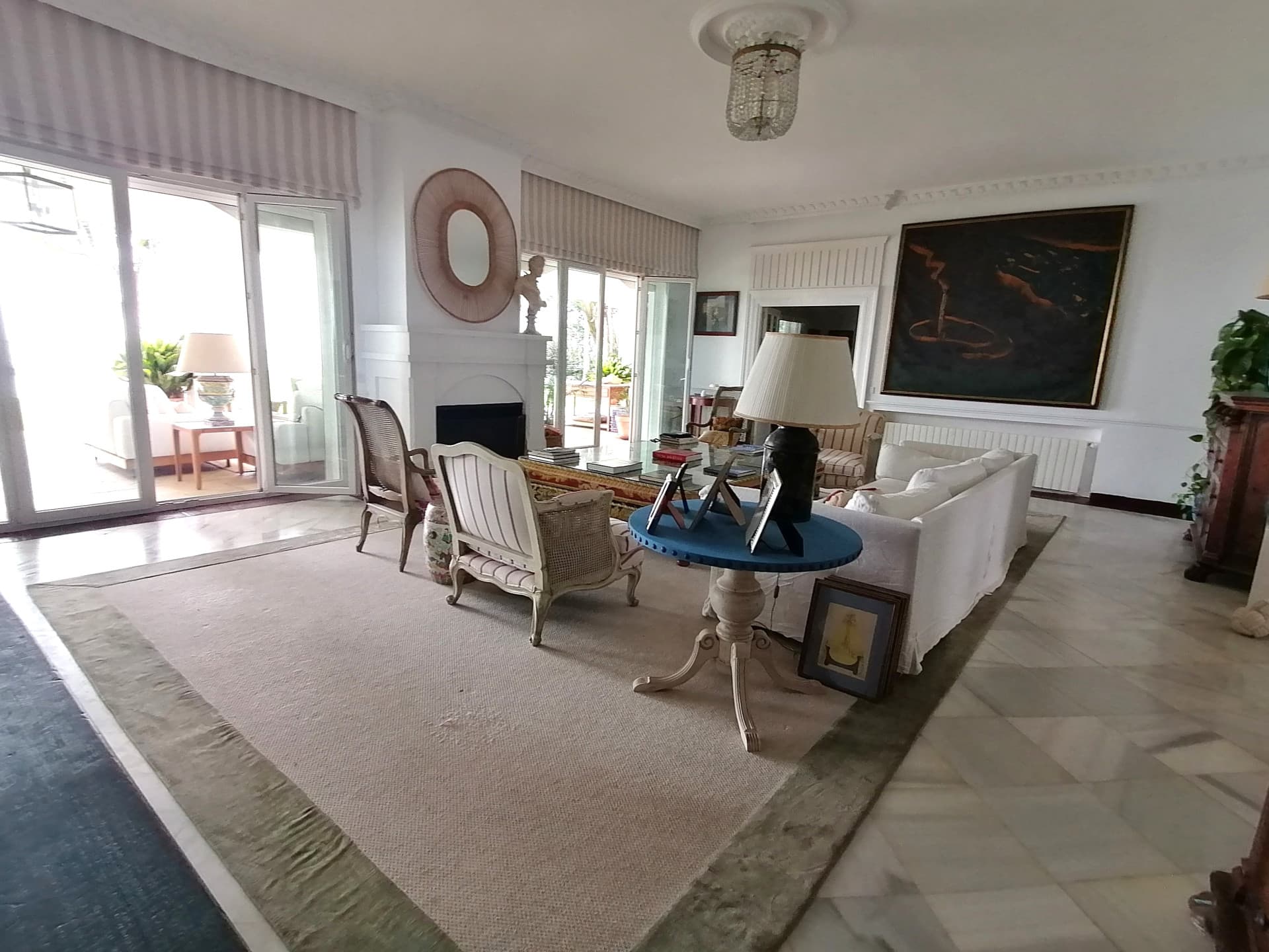 A spectacular and majestic beachfront property set on a large plot in the sought-after area of Guadalmina Baja