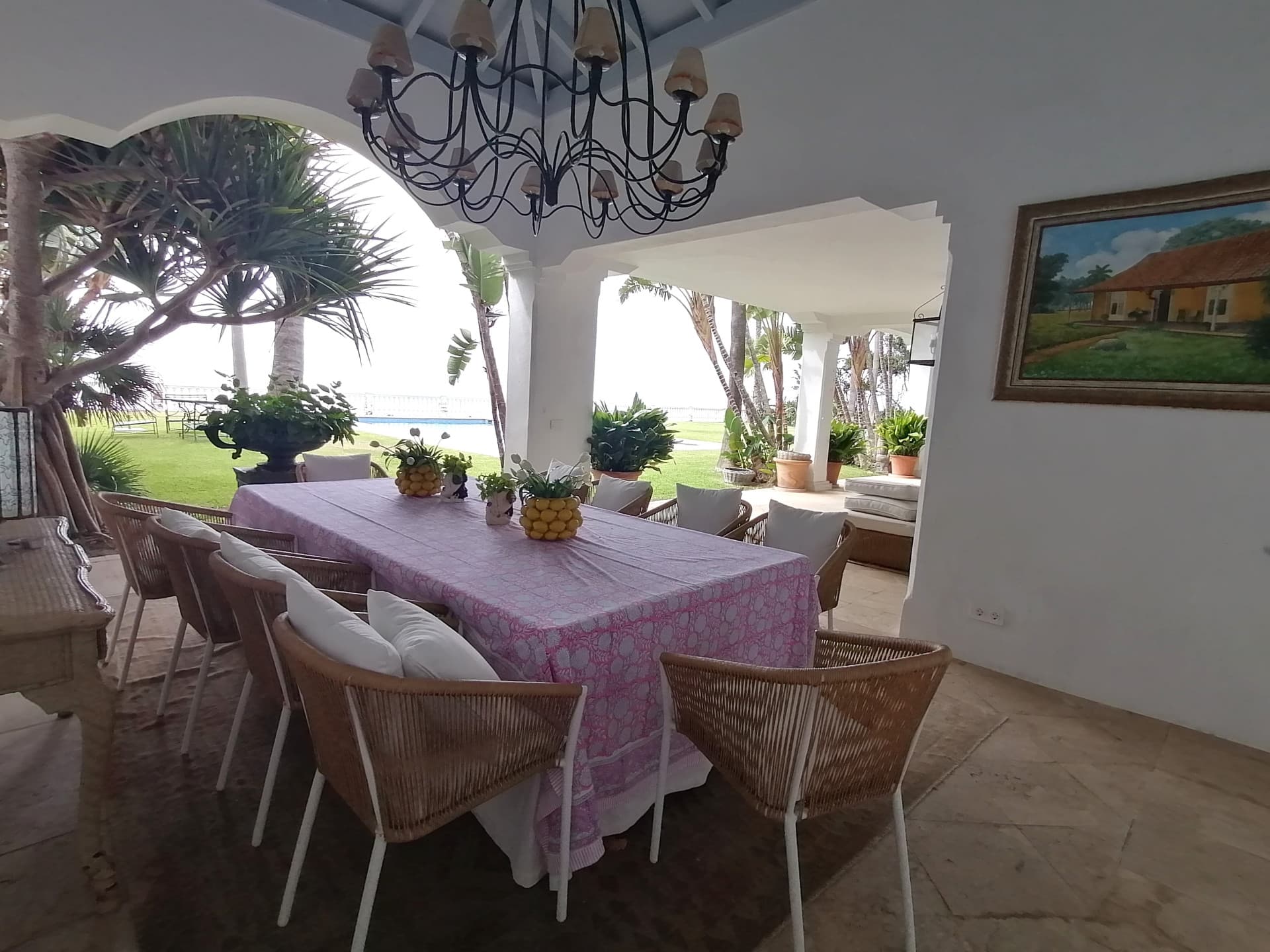 A spectacular and majestic beachfront property set on a large plot in the sought-after area of Guadalmina Baja