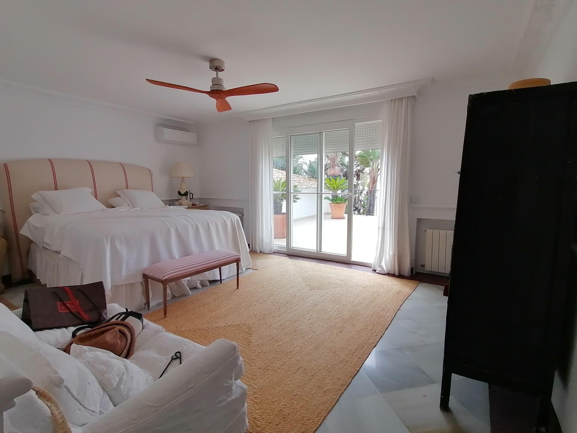 A spectacular and majestic beachfront property set on a large plot in the sought-after area of Guadalmina Baja