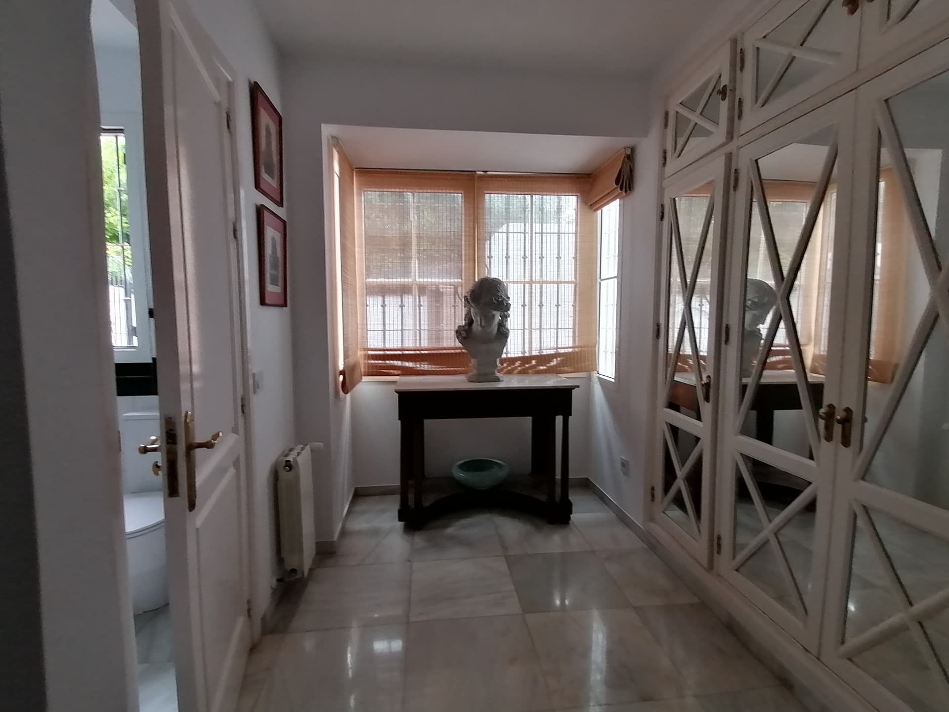 A spectacular and majestic beachfront property set on a large plot in the sought-after area of Guadalmina Baja