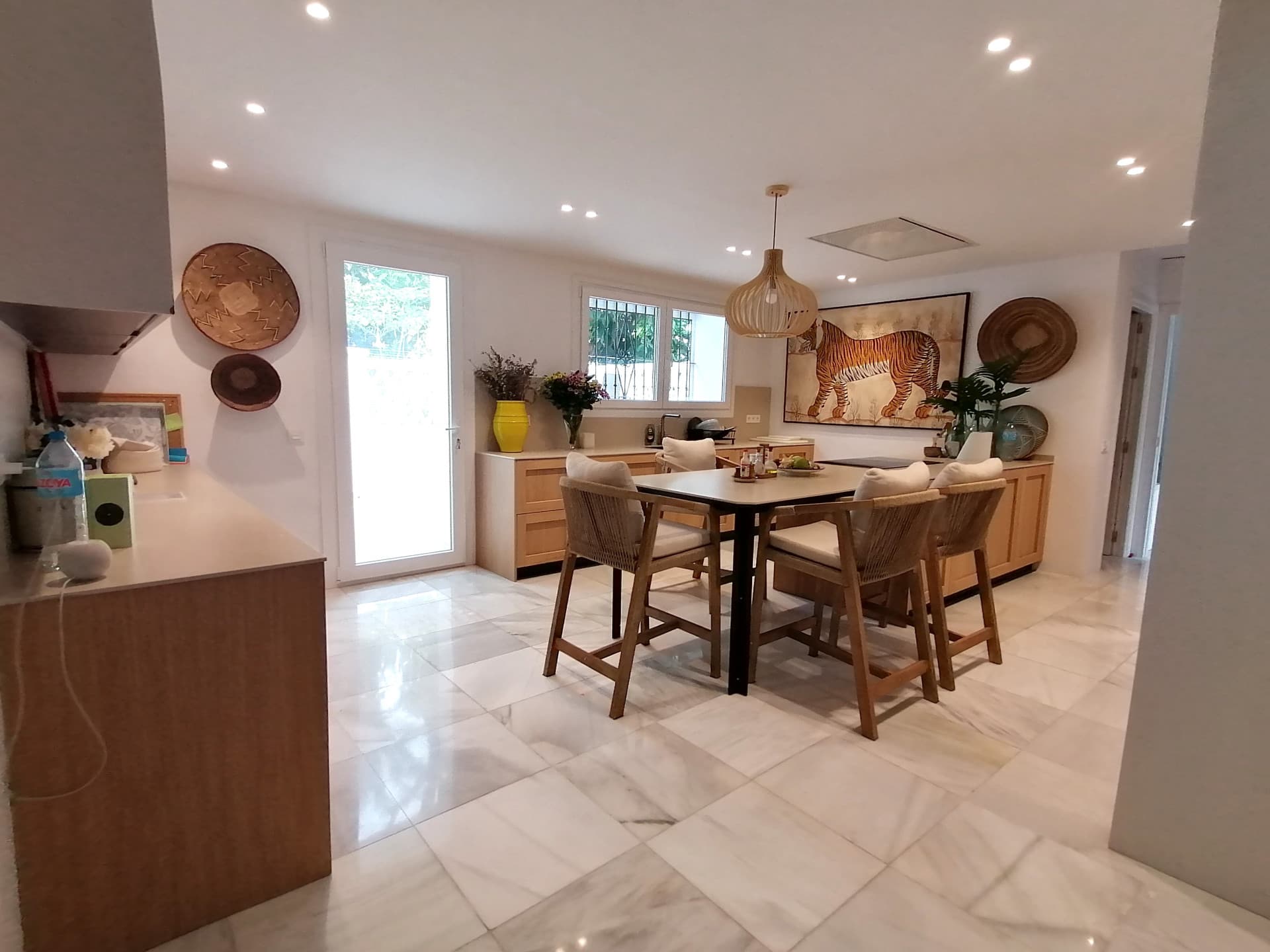 A spectacular and majestic beachfront property set on a large plot in the sought-after area of Guadalmina Baja
