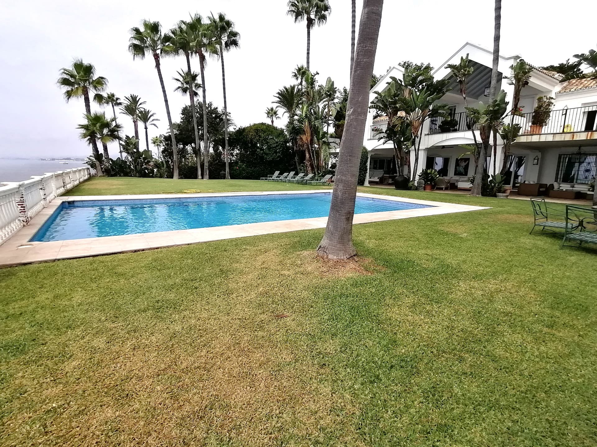 A spectacular and majestic beachfront property set on a large plot in the sought-after area of Guadalmina Baja