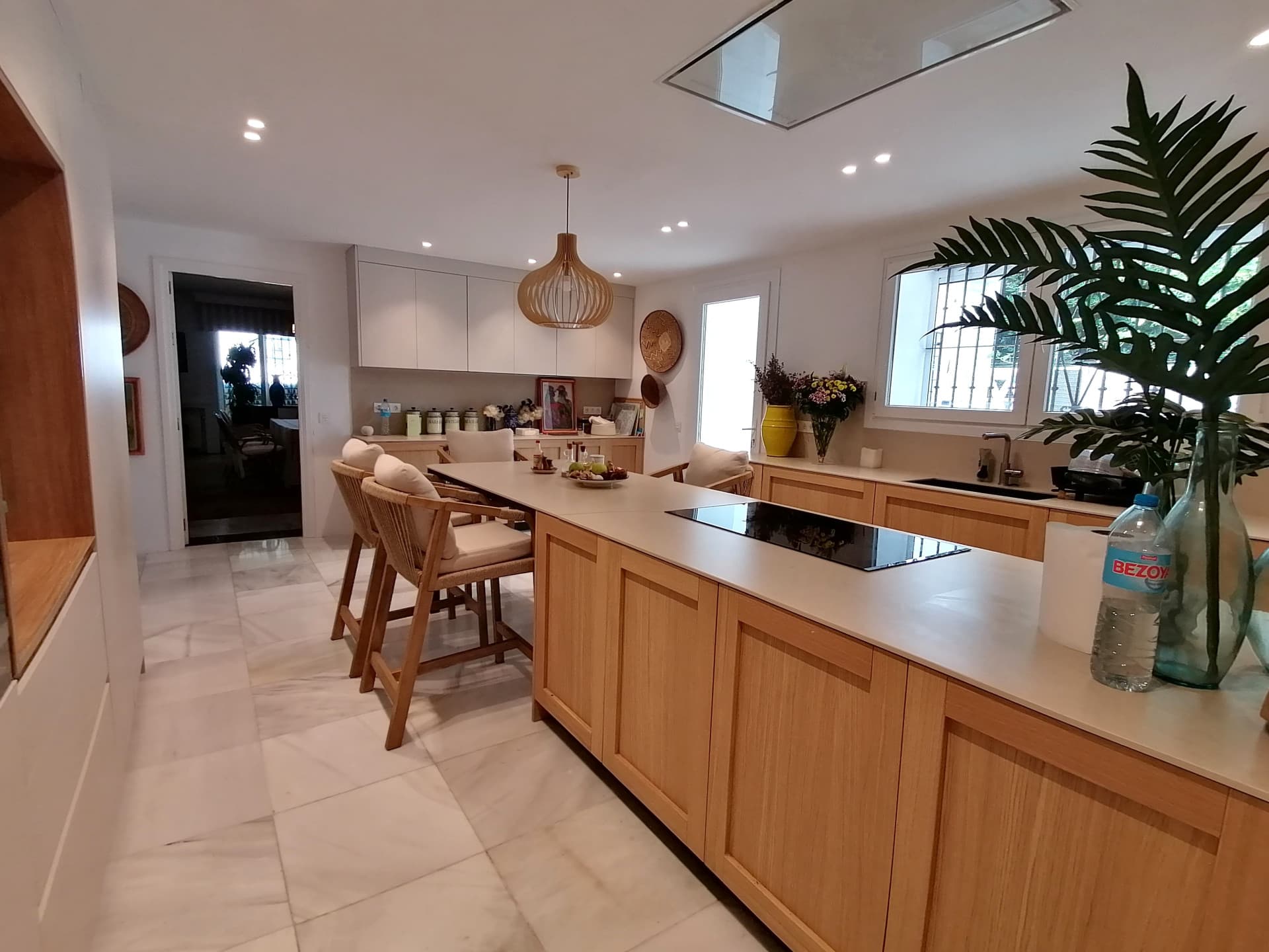 A spectacular and majestic beachfront property set on a large plot in the sought-after area of Guadalmina Baja