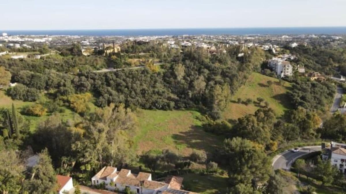 Exceptional 5,185m2 plot with sea views in Puerto Almendro gated community Benahavis Discover an extraordinary opportuni