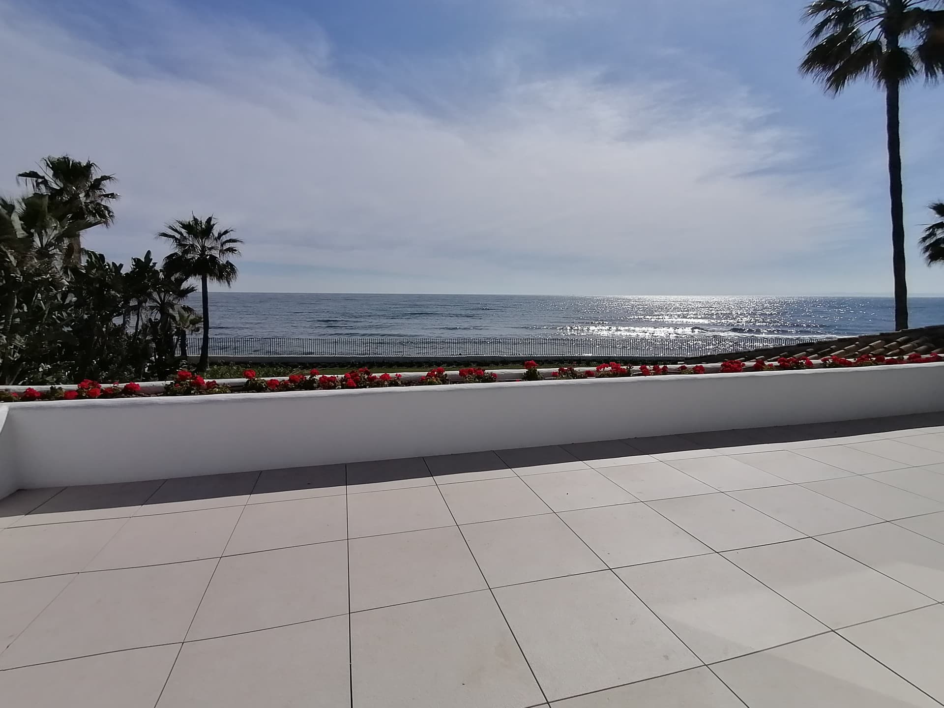 Ubicada en PRIMERA LÍNEA DE PLAYA dentro de uno de los enclaves más selectos y distinguidos de la Costa del Sol, esta ma