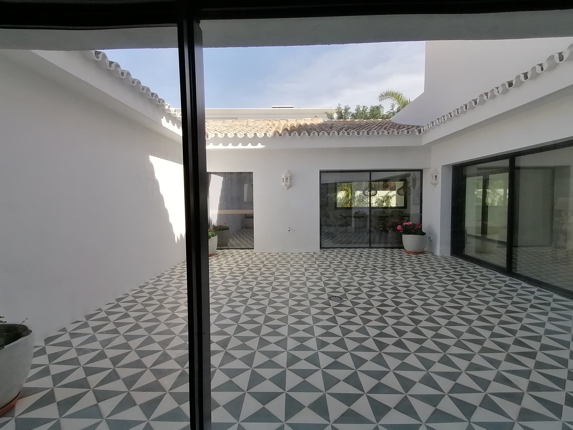 Ubicada en PRIMERA LÍNEA DE PLAYA dentro de uno de los enclaves más selectos y distinguidos de la Costa del Sol, esta ma