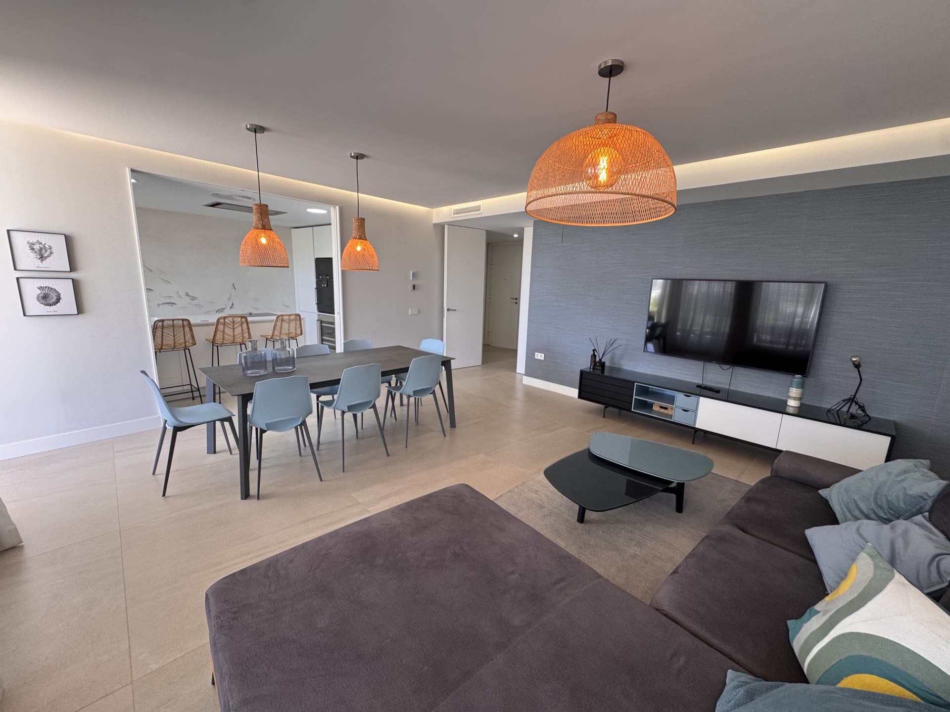This elegant ground-floor apartment offers a refined coastal lifestyle within an exclusive beachfront setting