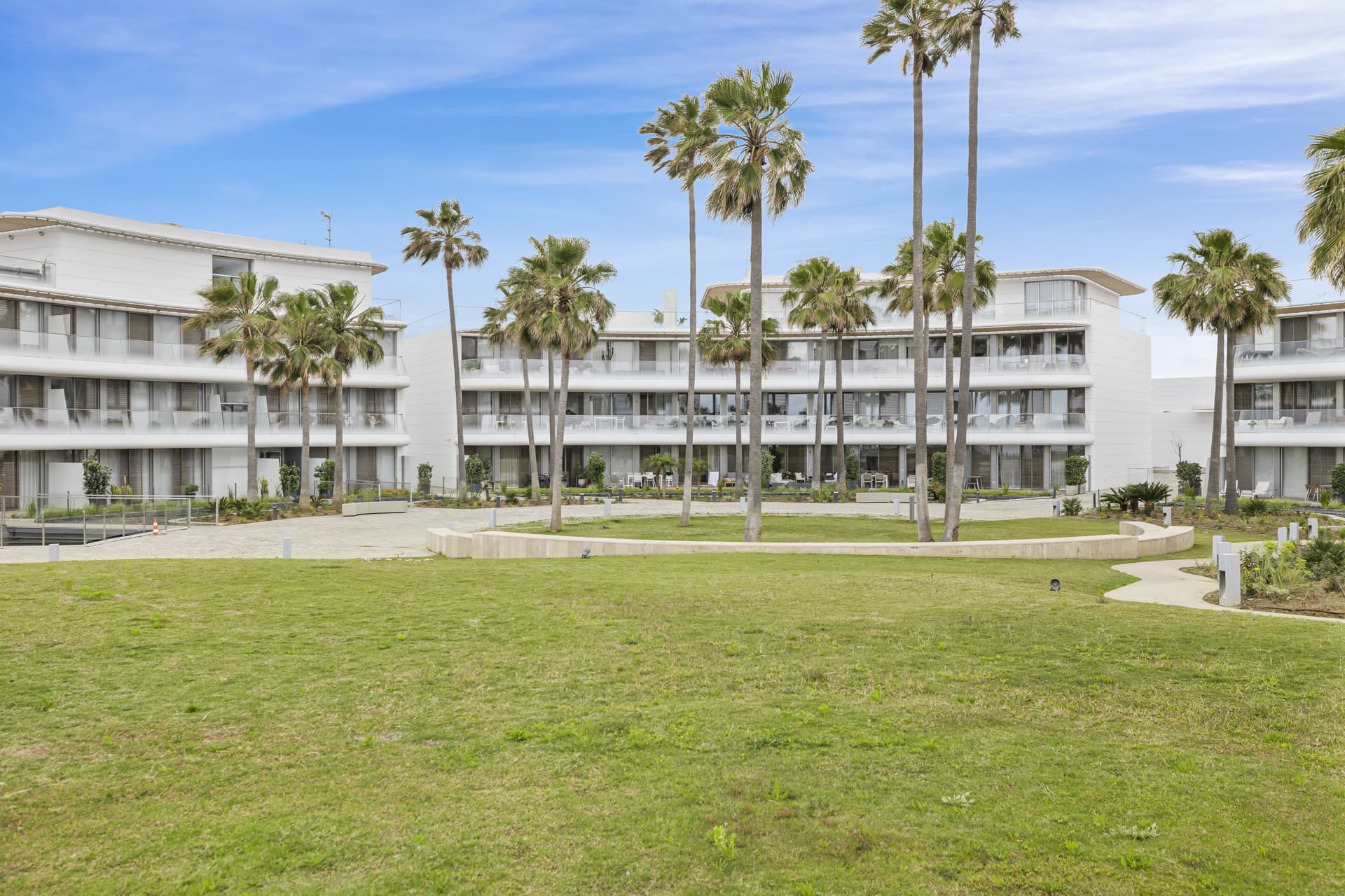 This elegant ground-floor apartment offers a refined coastal lifestyle within an exclusive beachfront setting