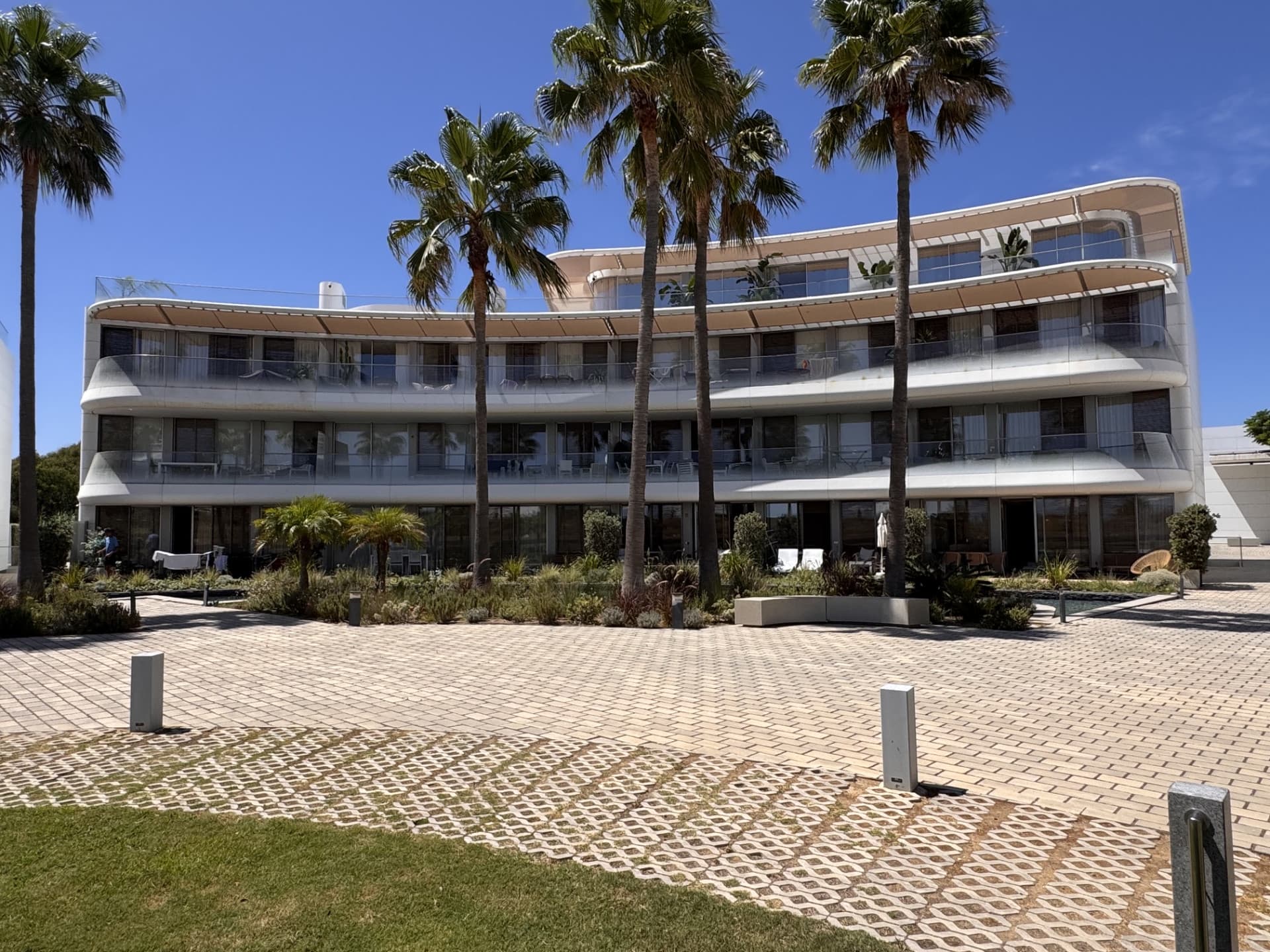This elegant ground-floor apartment offers a refined coastal lifestyle within an exclusive beachfront setting