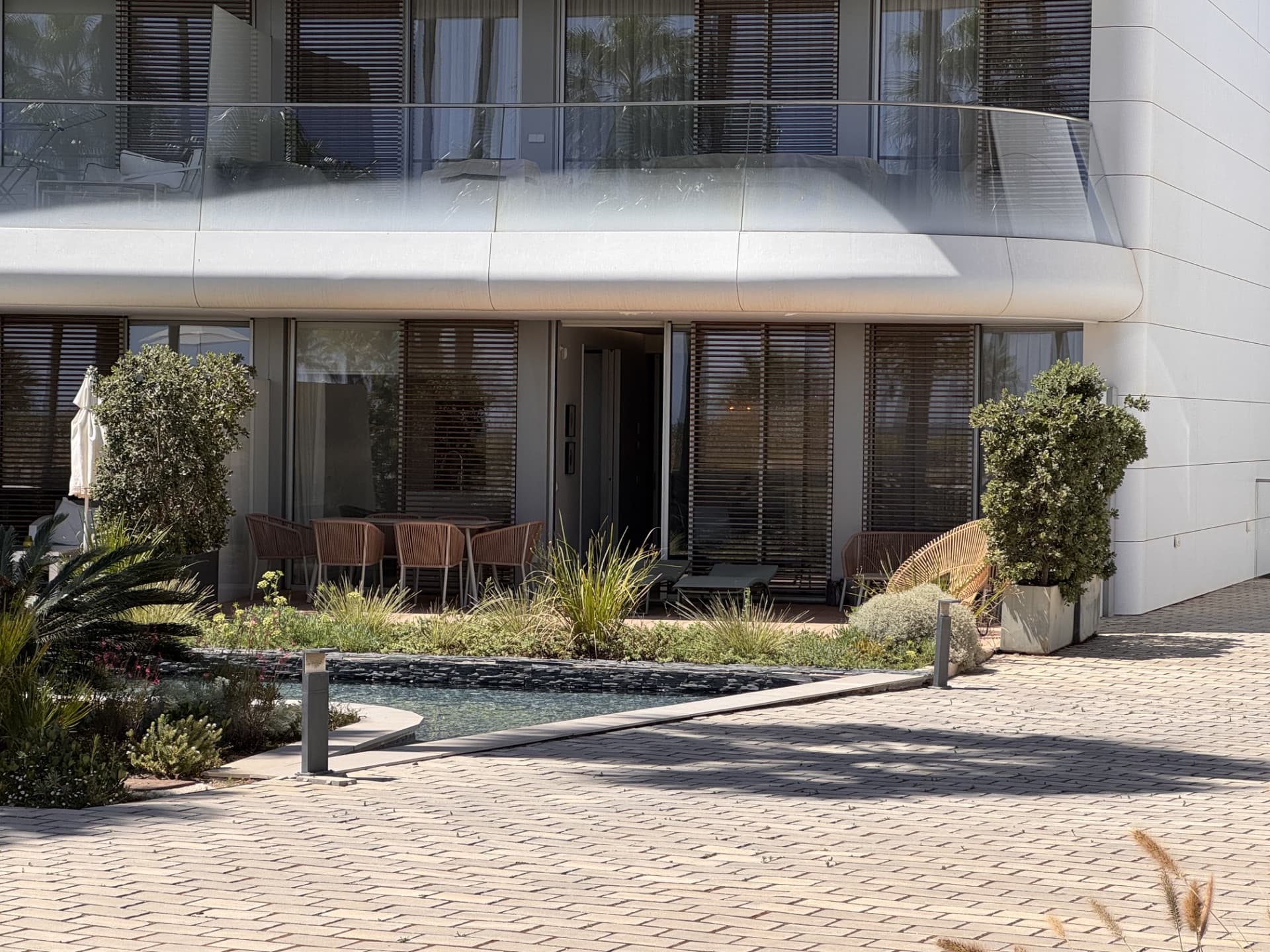 This elegant ground-floor apartment offers a refined coastal lifestyle within an exclusive beachfront setting