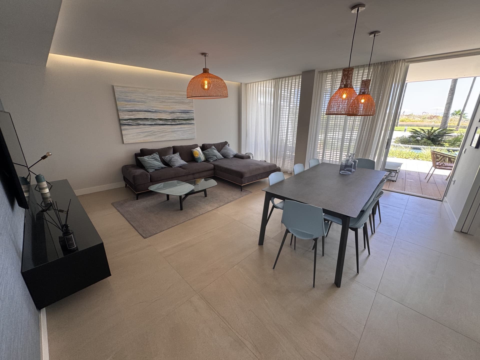 This elegant ground-floor apartment offers a refined coastal lifestyle within an exclusive beachfront setting