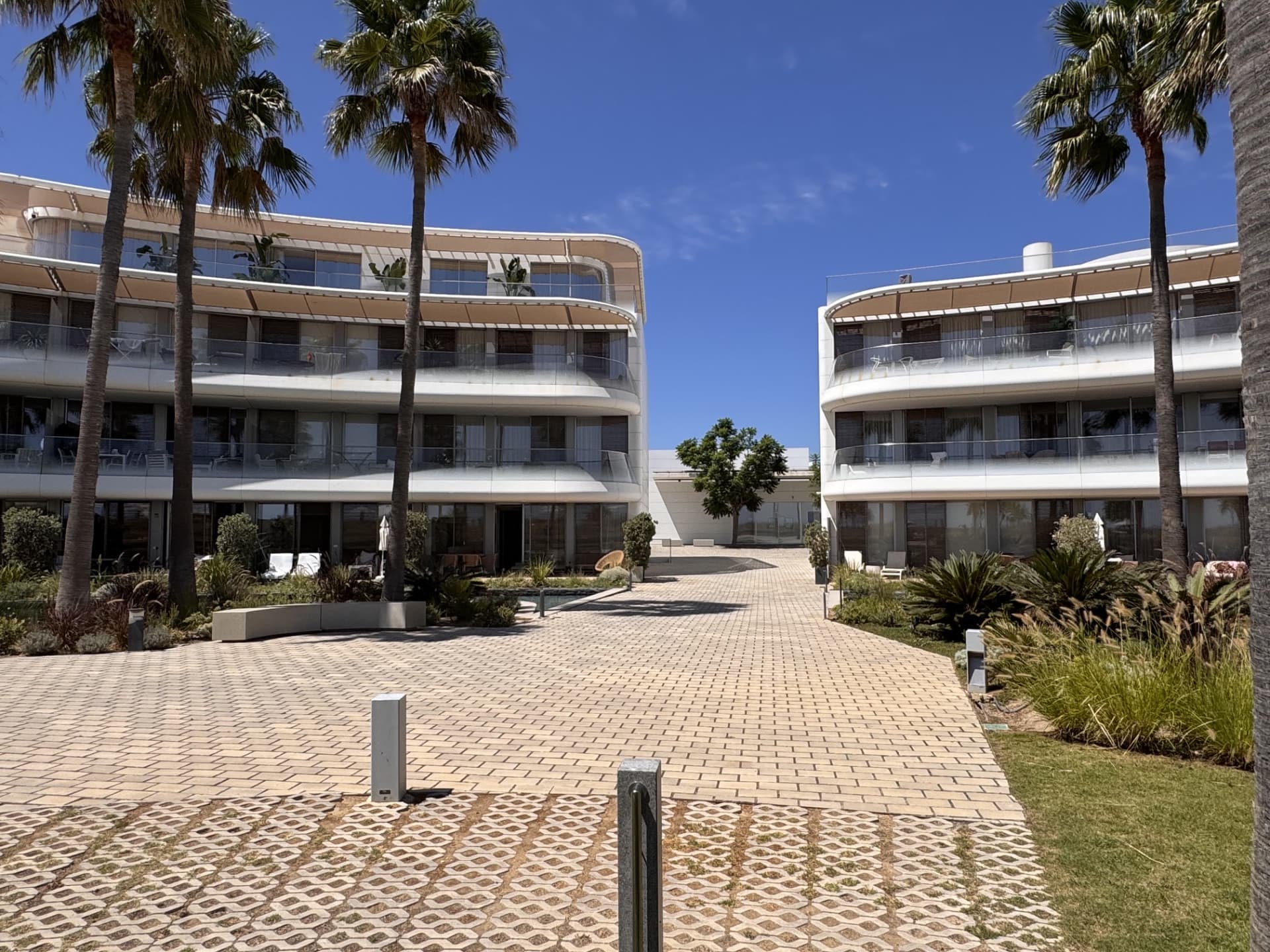 This elegant ground-floor apartment offers a refined coastal lifestyle within an exclusive beachfront setting
