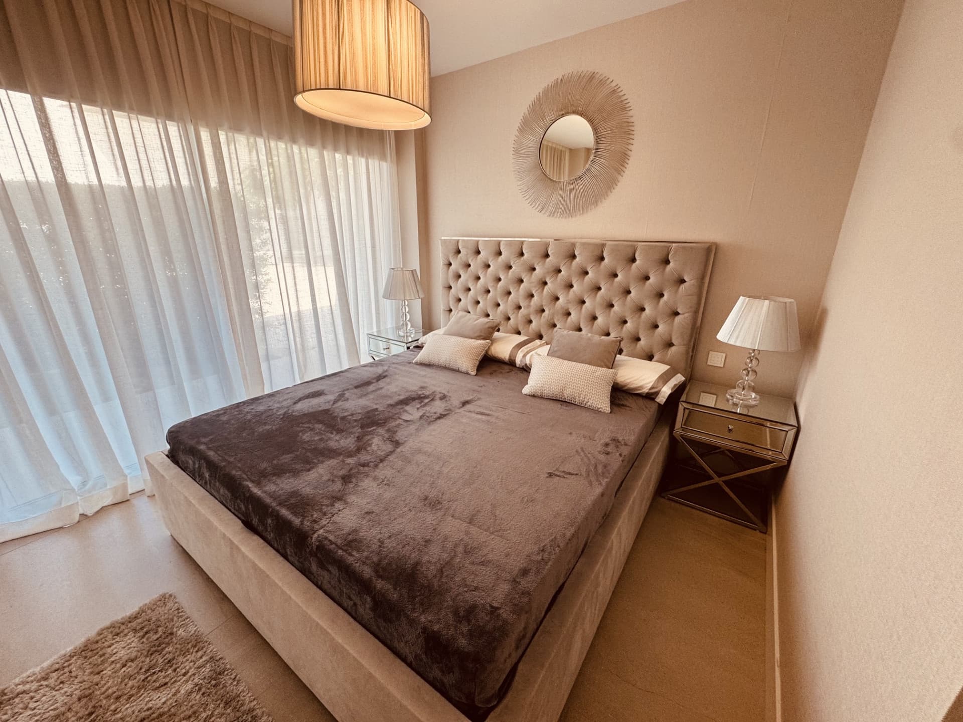 This elegant ground-floor apartment offers a refined coastal lifestyle within an exclusive beachfront setting