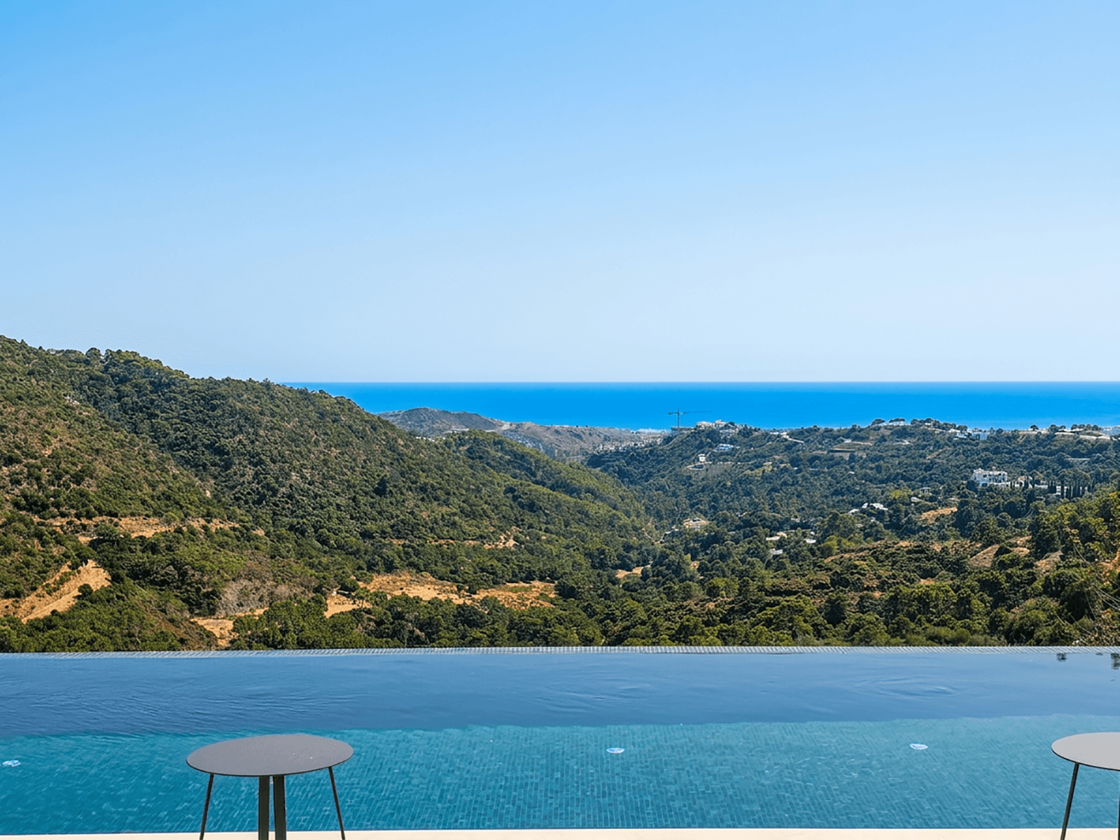 Esta es una impresionante villa recién reformada que está disponible para la ocupación inmediata