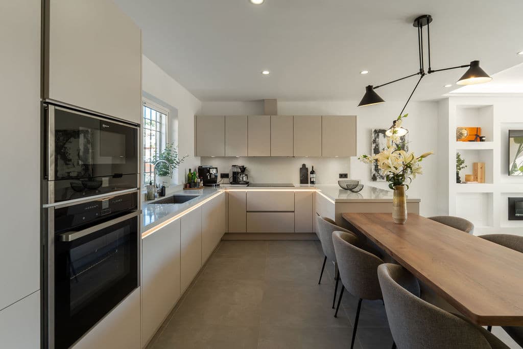 Elegant Scandinavian-Style Townhouse in Nueva Andalucía Set in the heart of Nueva Andalucía, this immaculate four-bedroo